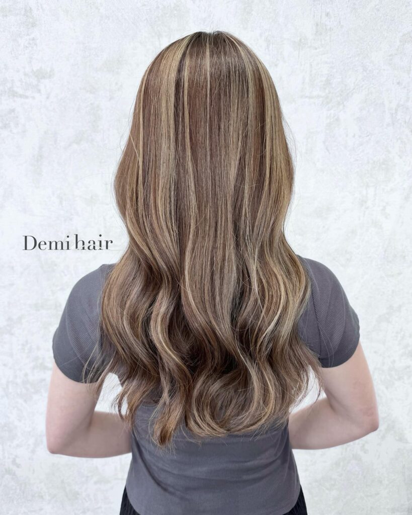 ベージュ×ハイライト最近オーダー増えてます🌞筋感で立体感upのハイライトスタイルです🏻「Demi hair【デミヘアー】」リーズナブルな価格帯で最上級の仕上がりニューヨーク、ロンドン、東京で培った確かな技術と知識で、親身にお客様1人1人に寄り添ったスタイルをお作りします!熊本一、丁寧なカラーを手頃な金額でお試しできます!透け感を出しつつ、品よくキレイに楽しみましょう!️この長さは毛量や髪の毛太さでどの長さがいい!というのがあり、1人1人に合わせて調合してますのでお気軽にご相談ください!前持ったご予約をお勧めしてます!お気軽にご予約、ご相談下さい!♂️僕オリジナルの特別調合で品良くかわいくオシャレにさせていただきます!髪質、髪色を考慮した丁寧なカラーリングで綺麗な仕上りです♂️カラー、カット、パーマともに必ず満足する仕上がりに致します!是非一度、お任せください!ノープランでも大歓迎☘️お客様お一人お一人にあったスタイルを考えさせていただきます!♀️♂️旬なデザインもお任せください!ご予約はDM、LINE、ホットペッパービューティからどうぞ!️☘️ホットペッパービューティ↓https://beauty.hotpepper.jp/slnH000538889/.公式ホームページ↓https://www.demi-hair.com公式ライン↓https://lin.ee/YjRfOCI公式インスタアカウント↓@demihair_officialインスタのDMでもご相談お受けしています!お気軽にご連絡ください!️〒8600815熊本県 熊本市中央区春竹町大字春竹488-1 G&
