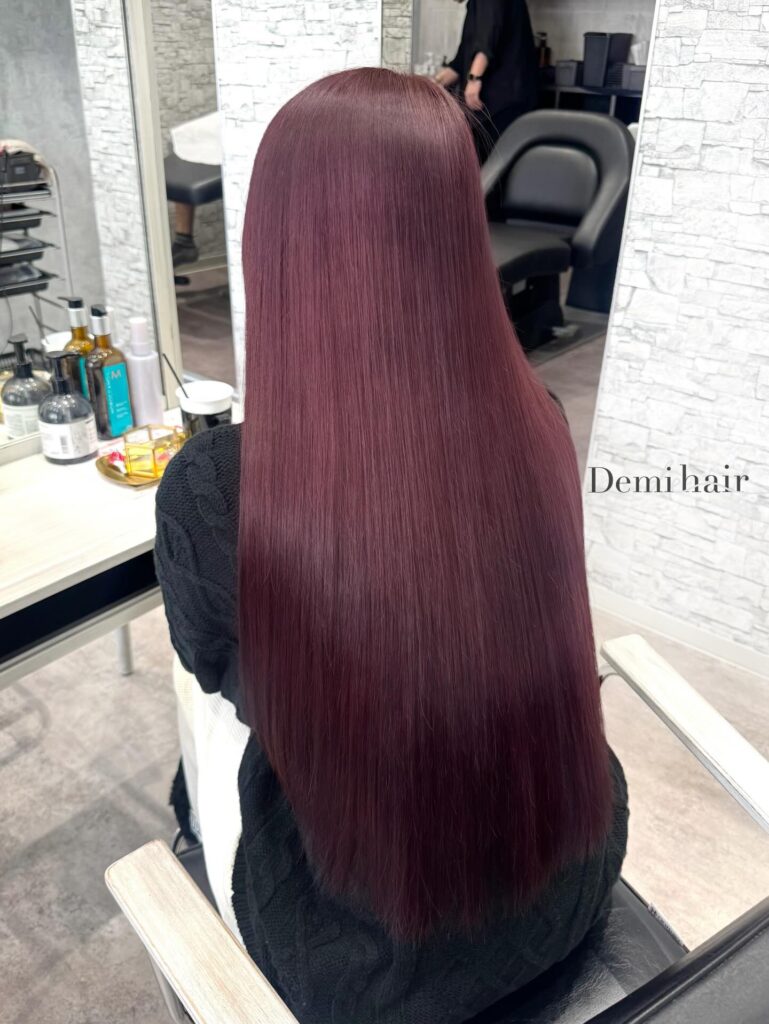 ワインレッドカラー流行りのレッド系カラー️‍独自の調合で絶妙なお色を出せます🙂‍️秋冬に向けてもオススメです┈┈┈┈┈┈┈┈┈┈┈┈┈┈┈┈┈┈┈┈Demi hair 【デミヘアー】　でスタイリストをしています♡⃛&