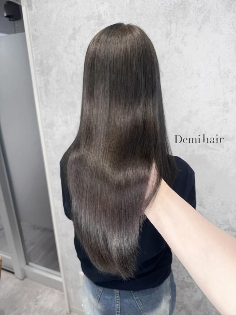 オリーブベージュ︎🪴透明感抜群のオリーブベージュカラーこれからの冬にぴったりのお色ですブリーチ１回〜できます🏻‍♀️┈┈┈┈┈┈┈┈┈┈┈┈┈┈┈┈┈┈┈┈Demi hair 【デミヘアー】　でスタイリストをしています♡⃛&