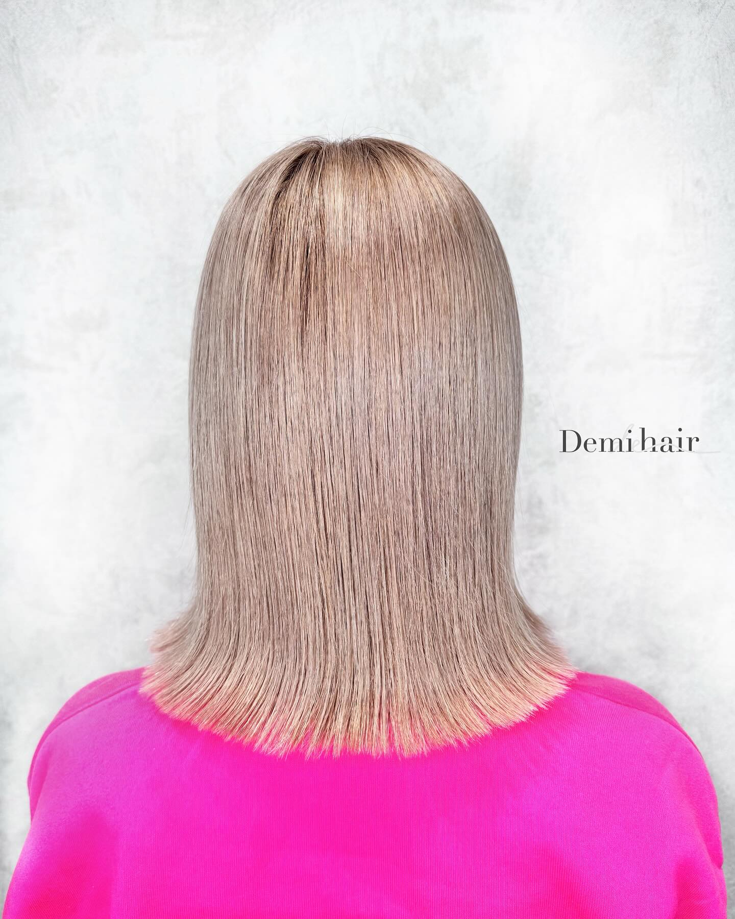ミルクティーベージュブリーチ2回からできますハイトーンはボブとの相性抜群です🤎「Demi hair 【デミヘアー】」いつでも褒められる髪"か叶うサロン熊本市のヘアサロン「Demihair(デミヘアー)」では、お客様一人ひとりに似合うオーダーメイドのトレンドヘアを、お客様からと美容師の両方(Demi)に視点からお造りし、通いやすいファストブランドで提供しています。NY.LONDON.TOKYOからの世界的な確かな技術と知識で、周りに褒められる、品よくキレイで可愛い素敵なスタイルに仕上げます。オリジナルの特別調合で品良くかわいくオシャレにさせていただきます!髪質、髪色を考慮した丁寧なカラーリングで綺麗な仕上りです!カラー、カット、パーマともに必ず満足する仕上がりに致します!是非一度、お任せください!ノープランでも大歓迎お客様お一人お一人にあったスタイルを考えさせていただきます!旬なデザインもお任せください!余裕を持ったご予約をオススメしております!公式ホームページ・公式LINE・アクセス・駐車場の確認はこちら↓↓↓https://linktr.ee/demihair_official〒8600815熊本県 熊本市中央区春竹町大字春竹488-1 G's square2号スタッフも募集中! #熊本カット#hairstyle #ブリーチ #ベージュ #ヘアカラー #ホワイトブリーチ #ケアブリーチ #ベージュカラー