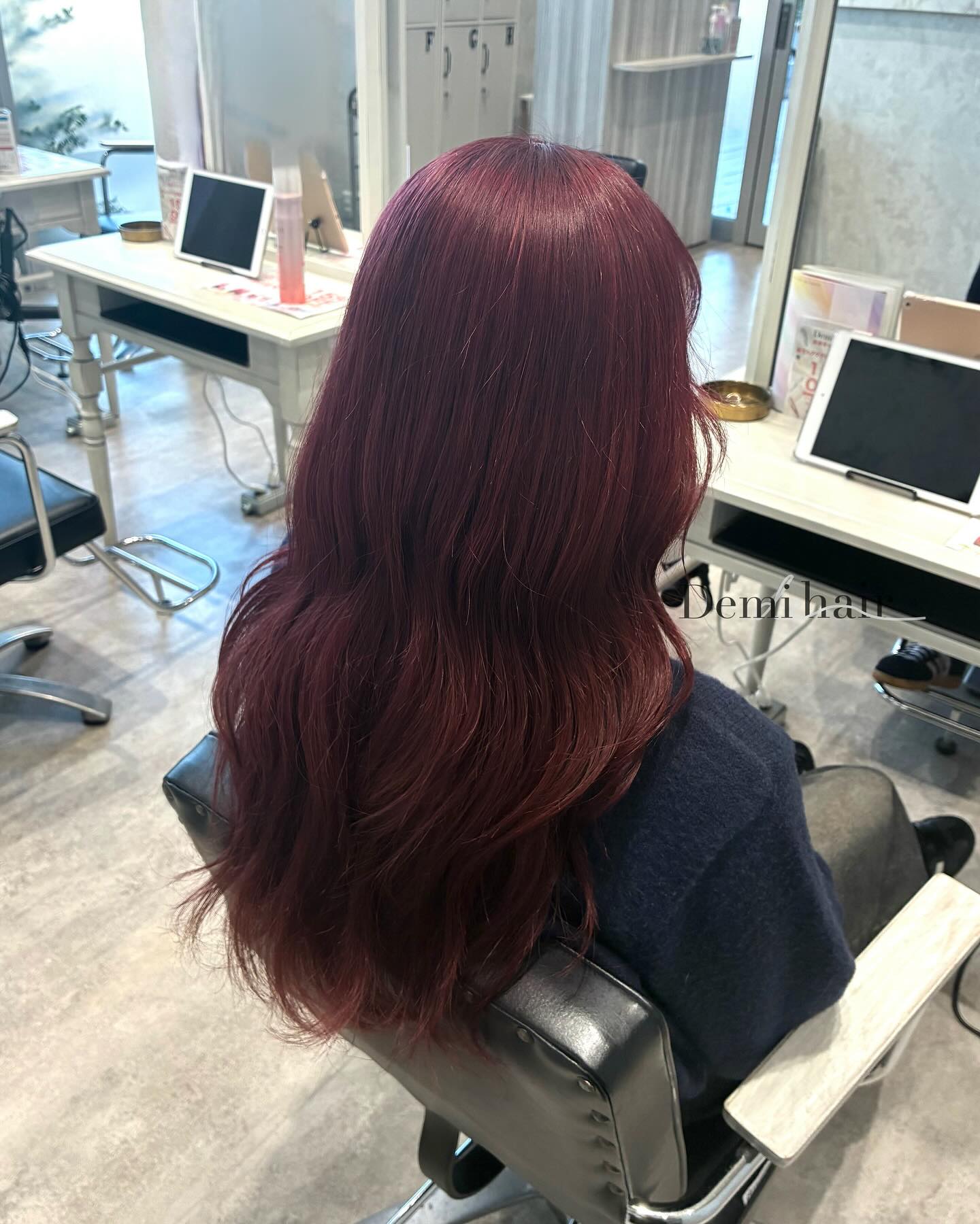 チェリーレッド️Wカラーが必須のカラーですがブリーチまたはブリーチなしのダブルカラーも髪質や履歴に応じて提案させていただきますぜひご相談ください「Demi hair 【デミヘアー】」いつでも褒められる髪"か叶うサロン熊本市のヘアサロン「Demihair(デミヘアー)」では、お客様一人ひとりに似合うオーダーメイドのトレンドヘアを、お客様からと美容師の両方(Demi)に視点からお造りし、通いやすいファストブランドで提供しています。NY.LONDON.TOKYOからの世界的な確かな技術と知識で、周りに褒められる、品よくキレイで可愛い素敵なスタイルに仕上げます。オリジナルの特別調合で品良くかわいくオシャレにさせていただきます!髪質、髪色を考慮した丁寧なカラーリングで綺麗な仕上りです!カラー、カット、パーマともに必ず満足する仕上がりに致します!是非一度、お任せください!ノープランでも大歓迎お客様お一人お一人にあったスタイルを考えさせていただきます!旬なデザインもお任せください!余裕を持ったご予約をオススメしております!公式ホームページ・公式LINE・アクセス・駐車場の確認はこちら↓↓↓https://linktr.ee/demihair_official〒8600815熊本県 熊本市中央区春竹町大字春竹488-1 G's square2号スタッフも募集中! #熊本美容室 #チェリーレッド #ピンクレッド#ボルドー #赤髪