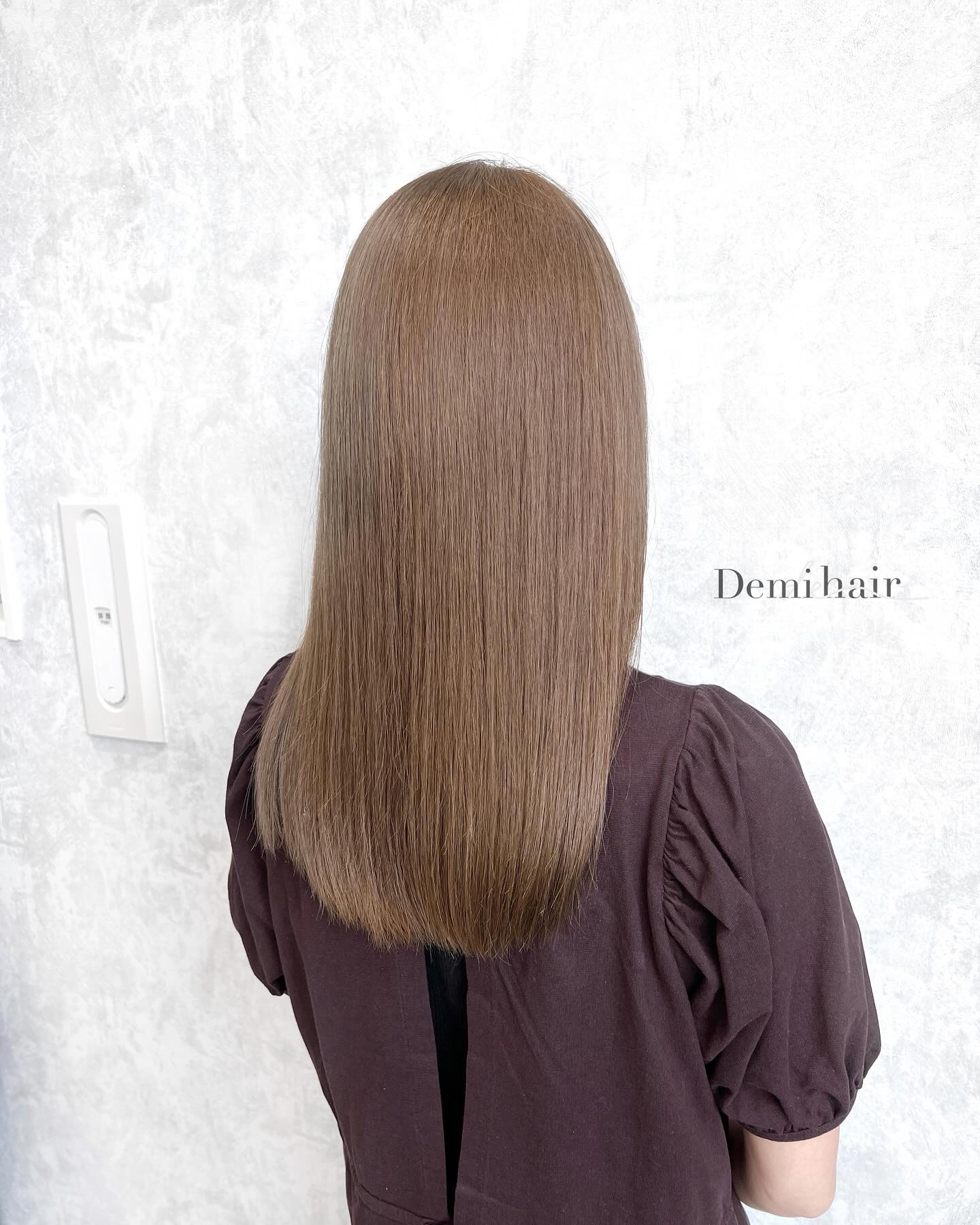 モカベージュ🧸やわらかく肌馴染みのいいカラーです!透明感たっぷりで大人な印象に🤎「Demi hair 【デミヘアー】」いつでも褒められる髪"か叶うサロン熊本市のヘアサロン「Demihair(デミヘアー)」では、お客様一人ひとりに似合うオーダーメイドのトレンドヘアを、お客様からと美容師の両方(Demi)に視点からお造りし、通いやすいファストブランドで提供しています。NY.LONDON.TOKYOからの世界的な確かな技術と知識で、周りに褒められる、品よくキレイで可愛い素敵なスタイルに仕上げます。オリジナルの特別調合で品良くかわいくオシャレにさせていただきます!髪質、髪色を考慮した丁寧なカラーリングで綺麗な仕上りです!カラー、カット、パーマともに必ず満足する仕上がりに致します!是非一度、お任せください!ノープランでも大歓迎お客様お一人お一人にあったスタイルを考えさせていただきます!旬なデザインもお任せください!余裕を持ったご予約をオススメしております!公式ホームページ・公式LINE・アクセス・駐車場の確認はこちら↓↓↓https://linktr.ee/demihair_official〒8600815熊本県 熊本市中央区春竹町大字春竹488-1 G's square2号スタッフも募集中! #Demihair #デミヘアー #熊本市#熊本美容室 #ベージュカラー#ブラウンカラー #艶カラー #柔らかカラー