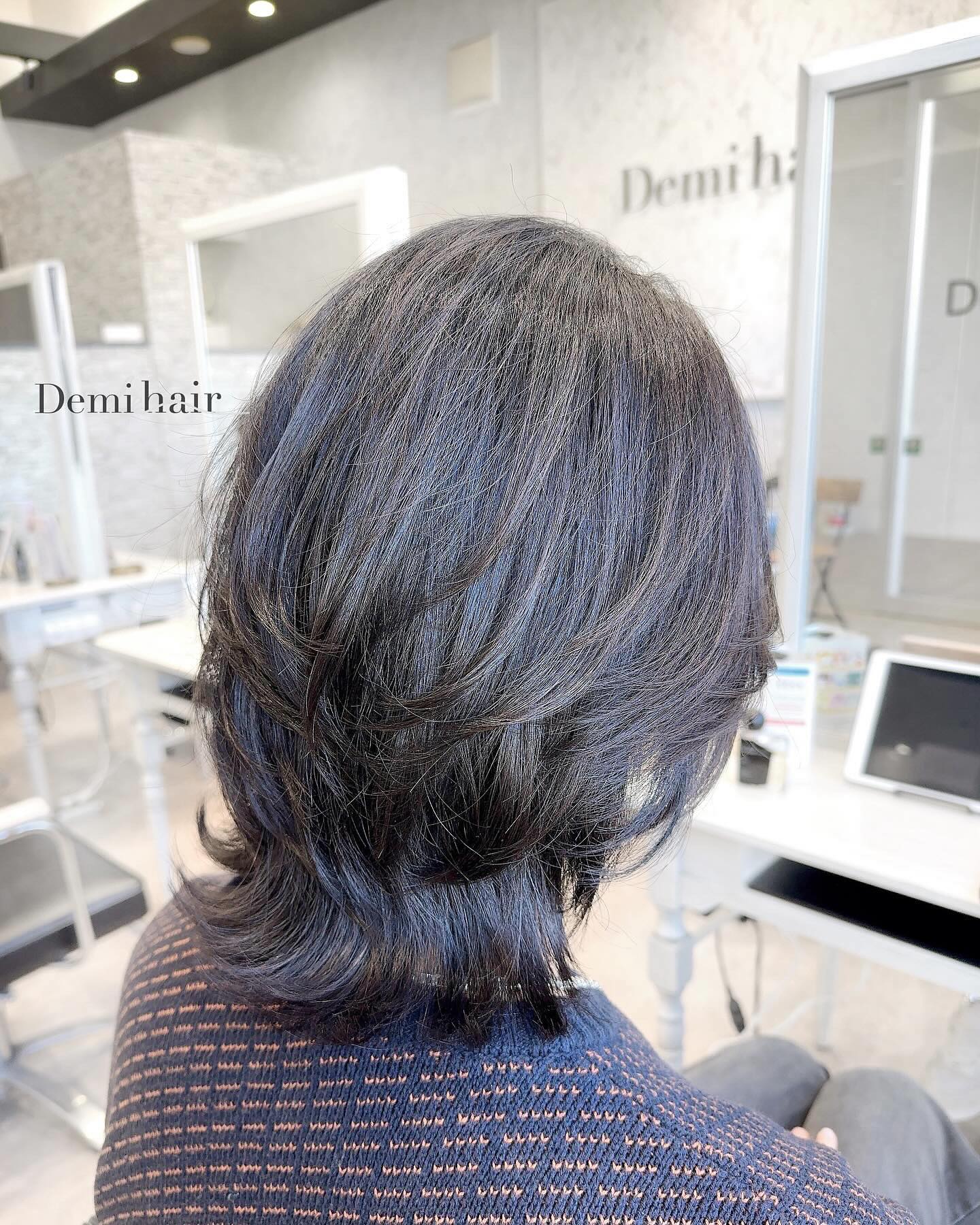 ウルフカット×ミディアム強すぎないナチュラルウルフ🩶レイヤーで立体感を出して、大人っぽく扱いやすい仕上がりに「Demi hair 【デミヘアー】」いつでも褒められる髪"か叶うサロン熊本市のヘアサロン「Demihair(デミヘアー)」では、お客様一人ひとりに似合うオーダーメイドのトレンドヘアを、お客様からと美容師の両方(Demi)に視点からお造りし、通いやすいファストブランドで提供しています。NY.LONDON.TOKYOからの世界的な確かな技術と知識で、周りに褒められる、品よくキレイで可愛い素敵なスタイルに仕上げます。オリジナルの特別調合で品良くかわいくオシャレにさせていただきます!髪質、髪色を考慮した丁寧なカラーリングで綺麗な仕上りです!カラー、カット、パーマともに必ず満足する仕上がりに致します!是非一度、お任せください!ノープランでも大歓迎お客様お一人お一人にあったスタイルを考えさせていただきます!旬なデザインもお任せください!余裕を持ったご予約をオススメしております!公式ホームページ・公式LINE・アクセス・駐車場の確認はこちら↓↓↓https://linktr.ee/demihair_official〒8600815熊本県 熊本市中央区春竹町大字春竹488-1 G's square2号スタッフも募集中! #Demihair #デミヘアー #熊本市#熊本美容室 #平成美容室#熊本美容師 #美容室 #美容師求人#熊本 #平成 #ウルフカット#レイヤーカット