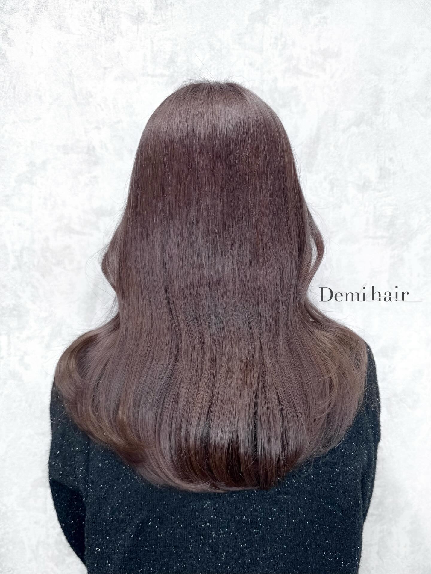 ココアブラウンカラー🤎🕰️こっくりブラウンめちゃくちゃ流行ってます🤍暖色系のお色は柔らかい印象に 𓂃𖧷 ⁺.┈┈┈┈┈┈┈┈┈┈┈┈┈┈┈┈┈┈┈┈Demi hair 【デミヘアー】 でスタイリストをしています♡⃛' @demihair_kano '' @demihair_official '丁寧な施術を心がけております!ノープランでも大歓迎です️お客様一人一人にあったスタイルを考え、可愛く、オシャレにさせていただきます🤍いつでも、お気軽にご相談くださいご連絡はInstagramのDM、または公式LINEにてお受けさせていただきます!🏻♀️熊本県熊本市市中央区春竹町大字春竹488-1 G'ssquare 2号熊本 平成駅から徒歩6分#ココアブラウン #チョコレートブラウン #haircolor #color #熊本美容室