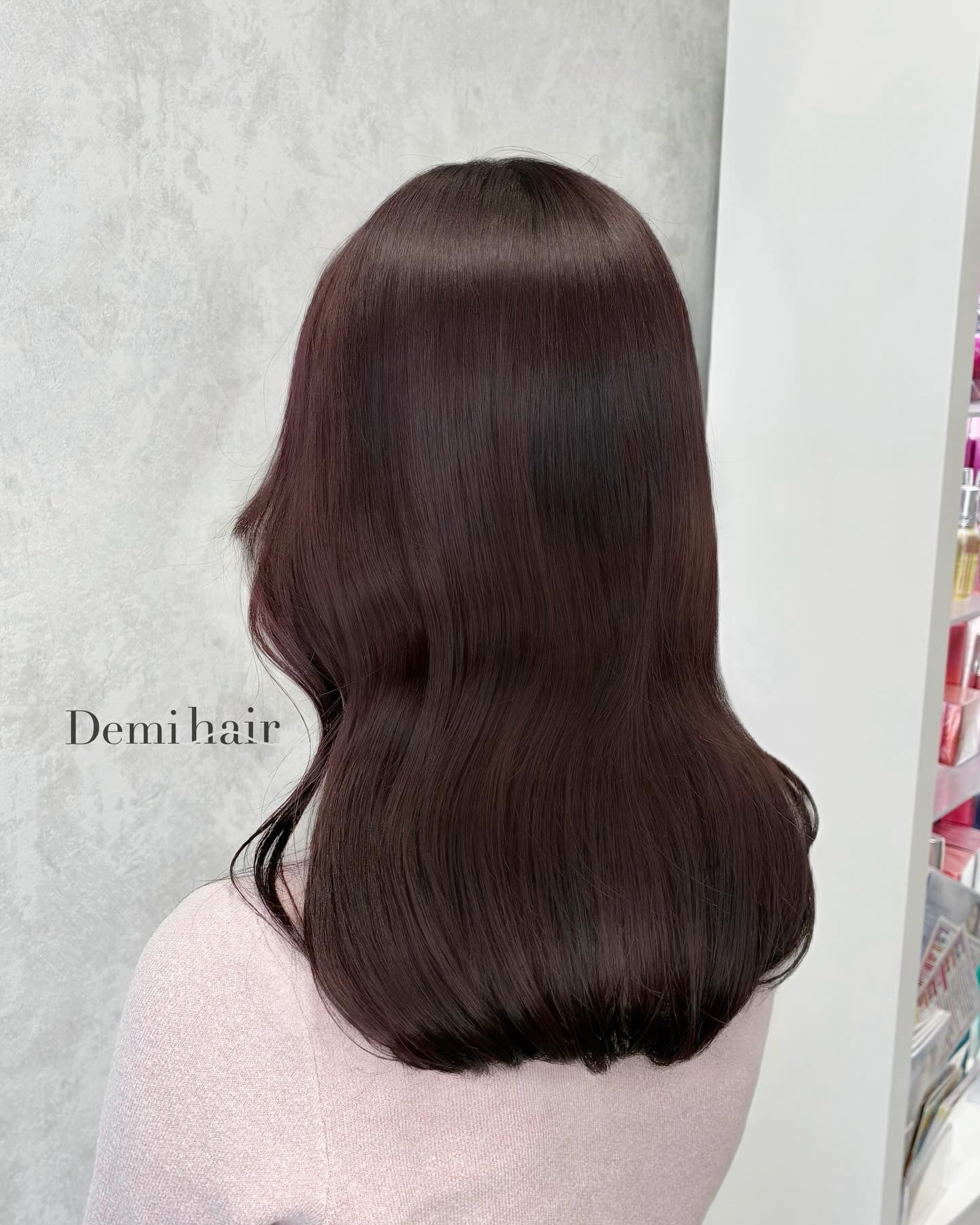 ピンクブラウンカラー初心者でも挑戦しやすい暖色系カラーです!ピンクや赤、オレンジなどの暖色系は寒色系に比べるとしっかり色が入る場合が多いです️「Demi hair 【デミヘアー】」いつでも褒められる髪"か叶うサロン熊本市のヘアサロン「Demihair(デミヘアー)」では、お客様一人ひとりに似合うオーダーメイドのトレンドヘアを、お客様からと美容師の両方(Demi)に視点からお造りし、通いやすいファストブランドで提供しています。NY.LONDON.TOKYOからの世界的な確かな技術と知識で、周りに褒められる、品よくキレイで可愛い素敵なスタイルに仕上げます。オリジナルの特別調合で品良くかわいくオシャレにさせていただきます!髪質、髪色を考慮した丁寧なカラーリングで綺麗な仕上りです!カラー、カット、パーマともに必ず満足する仕上がりに致します!是非一度、お任せください!ノープランでも大歓迎お客様お一人お一人にあったスタイルを考えさせていただきます!旬なデザインもお任せください!余裕を持ったご予約をオススメしております!公式ホームページ・公式LINE・アクセス・駐車場の確認はこちら↓↓↓https://linktr.ee/demihair_official〒8600815熊本県 熊本市中央区春竹町大字春竹488-1 G's square2号スタッフも募集中! #熊本美容室 #ピンクブラウン #ブリーチなし#髪質改善 #艶髪