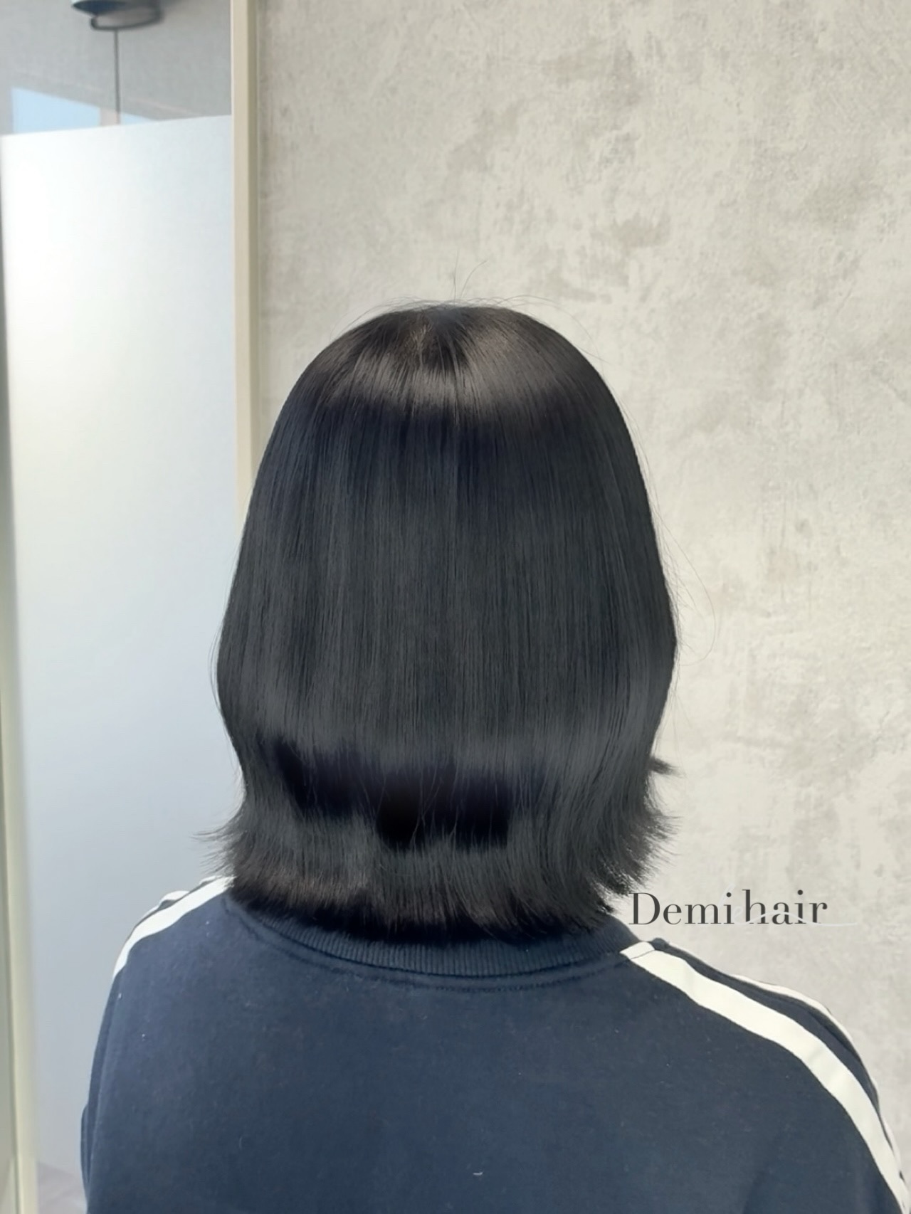 コリアンブラック×くびれ巻き🐈透明感とツヤ感が出る柔らかい質感が特徴のカラーです!トーンアップ効果も抜群です🖤「Demi hair 【デミヘアー】」いつでも褒められる髪"か叶うサロン熊本市のヘアサロン「Demihair(デミヘアー)」では、お客様一人ひとりに似合うオーダーメイドのトレンドヘアを、お客様からと美容師の両方(Demi)に視点からお造りし、通いやすいファストブランドで提供しています。NY.LONDON.TOKYOからの世界的な確かな技術と知識で、周りに褒められる、品よくキレイで可愛い素敵なスタイルに仕上げます。オリジナルの特別調合で品良くかわいくオシャレにさせていただきます!髪質、髪色を考慮した丁寧なカラーリングで綺麗な仕上りです!カラー、カット、パーマともに必ず満足する仕上がりに致します!是非一度、お任せください!ノープランでも大歓迎お客様お一人お一人にあったスタイルを考えさせていただきます!旬なデザインもお任せください!余裕を持ったご予約をオススメしております!公式ホームページ・公式LINE・アクセス・駐車場の確認はこちら↓↓↓https://linktr.ee/demihair_official〒8600815熊本県 熊本市中央区春竹町大字春竹488-1 G's square2号スタッフも募集中! #コリアンブラック #暗髪 #暗染め#黒染め #艶髪