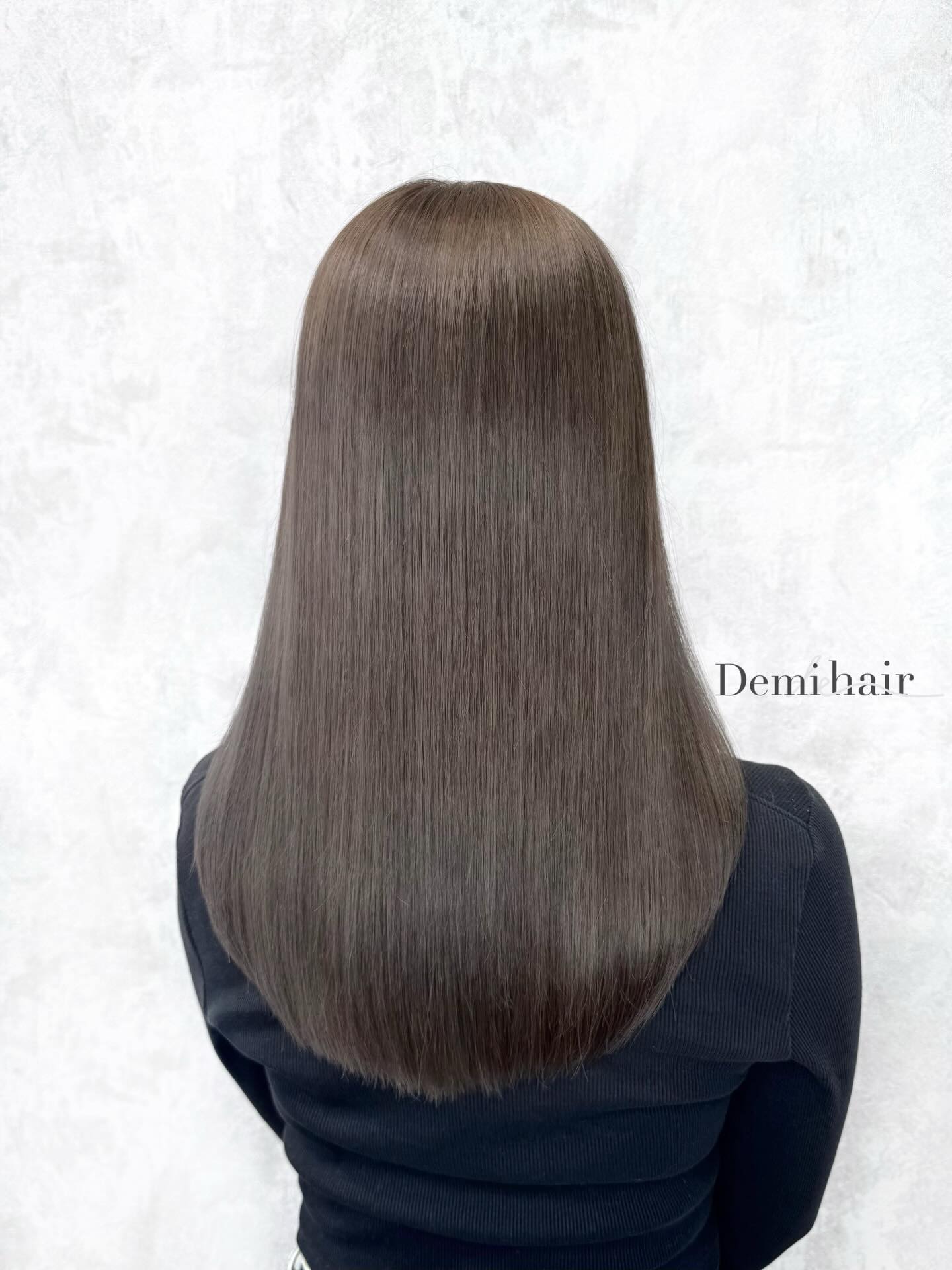 ヘーゼルベージュ🕰透明感抜群のベージュカラー🧸ブリーチ1回〜できます🏻♀️🤍┈┈┈┈┈┈┈┈┈┈┈┈┈┈┈┈┈┈┈┈Demi hair 【デミヘアー】 でスタイリストをしています♡⃛' @demihair_kano '' @demihair_official 'ノープランでも大歓迎です️お客様一人一人にあったスタイルを考え、可愛く、オシャレにさせていただきます🤍いつでも、お気軽にご相談くださいご連絡はInstagramのDM、または公式LINEにてお受けさせていただきます!🏻♀️熊本県熊本市市中央区春竹町大字春竹488-1 G'ssquare 2号熊本 平成駅から徒歩6分#ヘーゼルベージュ #ミルクティーベージュ #ブリーチ #熊本美容室