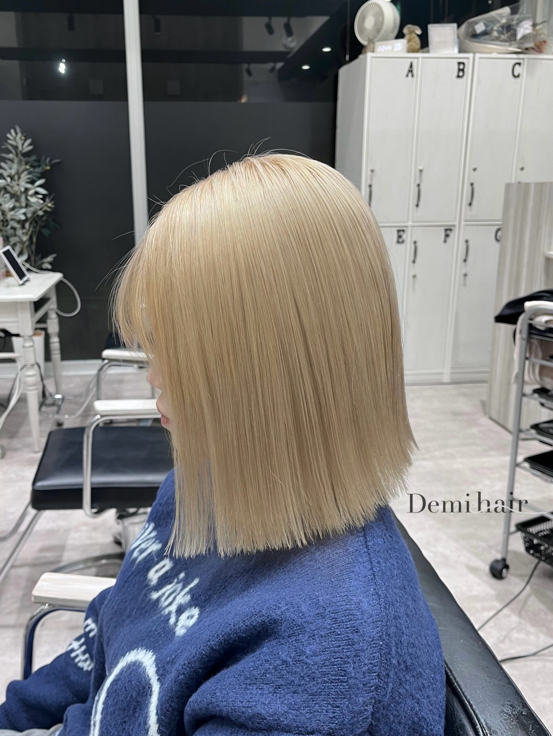 ブロンド🏼夏に向けてハイトーンのオーダー増えてますブリーチ2回〜必須の明るさです!「Demi hair 【デミヘアー】」いつでも褒められる髪"か叶うサロン熊本市のヘアサロン「Demihair(デミヘアー)」では、お客様一人ひとりに似合うオーダーメイドのトレンドヘアを、お客様からと美容師の両方(Demi)に視点からお造りし、通いやすいファストブランドで提供しています。NY.LONDON.TOKYOからの世界的な確かな技術と知識で、周りに褒められる、品よくキレイで可愛い素敵なスタイルに仕上げます。オリジナルの特別調合で品良くかわいくオシャレにさせていただきます!髪質、髪色を考慮した丁寧なカラーリングで綺麗な仕上りです!カラー、カット、パーマともに必ず満足する仕上がりに致します!是非一度、お任せください!ノープランでも大歓迎お客様お一人お一人にあったスタイルを考えさせていただきます!旬なデザインもお任せください!余裕を持ったご予約をオススメしております!公式ホームページ・公式LINE・アクセス・駐車場の確認はこちら↓↓↓https://linktr.ee/demihair_official〒8600815熊本県 熊本市中央区春竹町大字春竹488-1 G's square2号スタッフも募集中! #ブロンド #ホワイトブロンド #抜きっぱなし#金髪ボブ #熊本カラー