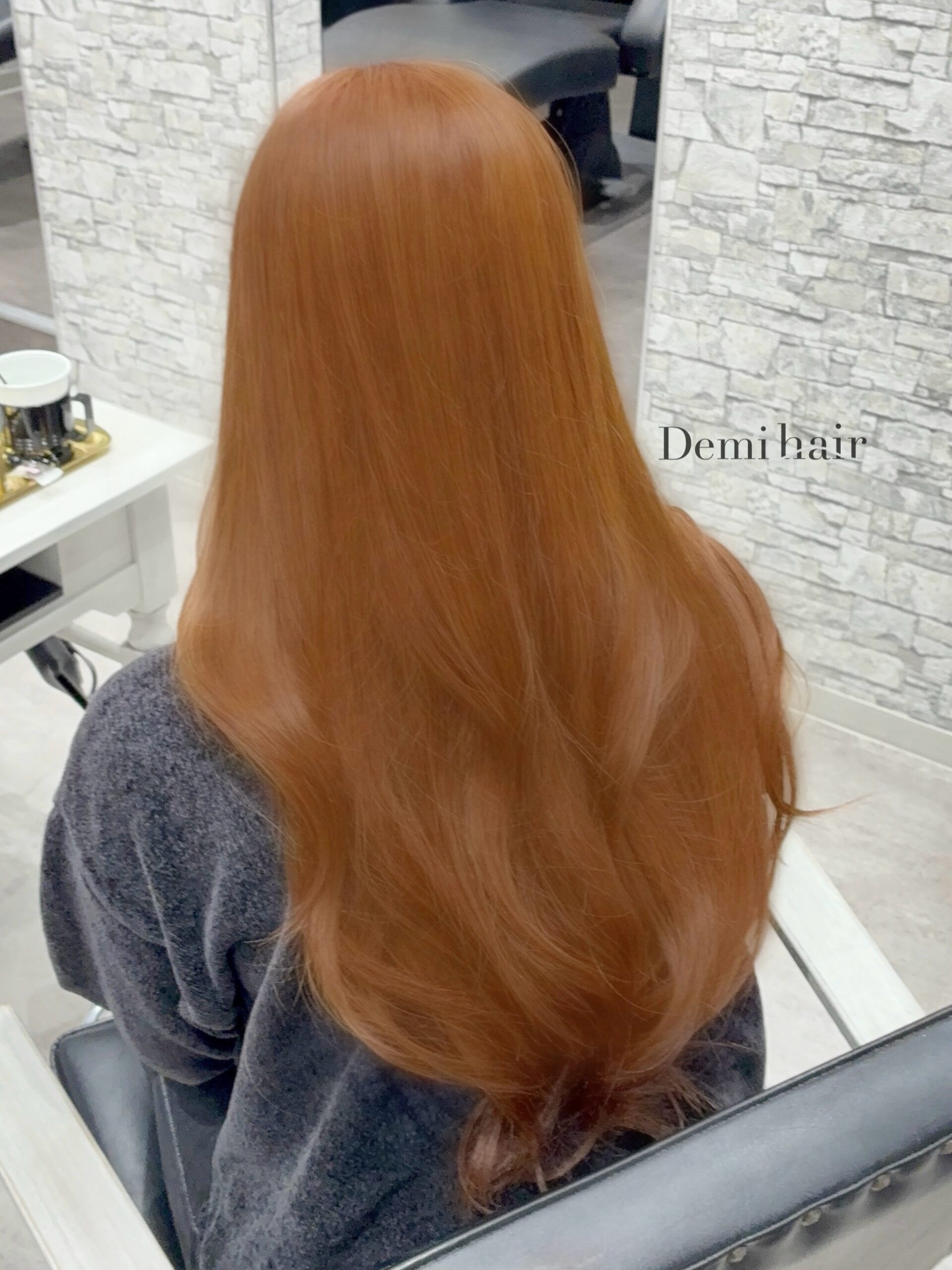 オレンジ×ゆる巻きダブルカラーの仕上がりです!夏から秋にかけて人気のカラーです🧡「Demi hair 【デミヘアー】」いつでも褒められる髪"か叶うサロン熊本市のヘアサロン「Demihair(デミヘアー)」では、お客様一人ひとりに似合うオーダーメイドのトレンドヘアを、お客様からと美容師の両方(Demi)に視点からお造りし、通いやすいファストブランドで提供しています。NY.LONDON.TOKYOからの世界的な確かな技術と知識で、周りに褒められる、品よくキレイで可愛い素敵なスタイルに仕上げます。オリジナルの特別調合で品良くかわいくオシャレにさせていただきます!髪質、髪色を考慮した丁寧なカラーリングで綺麗な仕上りです!カラー、カット、パーマともに必ず満足する仕上がりに致します!是非一度、お任せください!ノープランでも大歓迎お客様お一人お一人にあったスタイルを考えさせていただきます!旬なデザインもお任せください!余裕を持ったご予約をオススメしております!公式ホームページ・公式LINE・アクセス・駐車場の確認はこちら↓↓↓https://linktr.ee/demihair_official〒8600815熊本県 熊本市中央区春竹町大字春竹488-1 G's square2号スタッフも募集中!#オレンジ #オレンジベージュ #夏カラー#ダブルカラー #熊本カラー