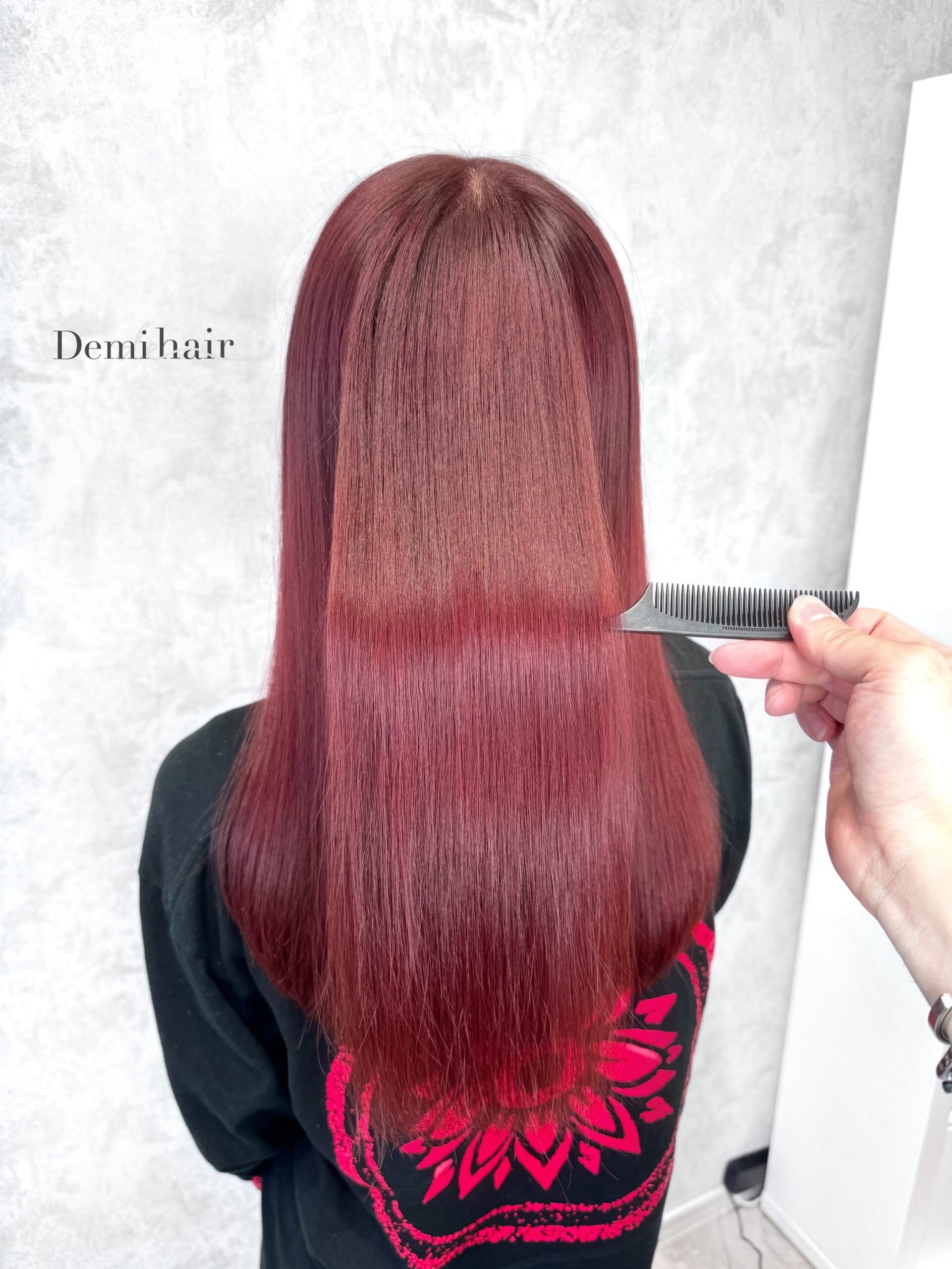 チェリーレッド深みのある赤で大人っぽいカラーです「Demi hair 【デミヘアー】」いつでも褒められる髪"か叶うサロン熊本市のヘアサロン「Demihair(デミヘアー)」では、お客様一人ひとりに似合うオーダーメイドのトレンドヘアを、お客様からと美容師の両方(Demi)に視点からお造りし、通いやすいファストブランドで提供しています。NY.LONDON.TOKYOからの世界的な確かな技術と知識で、周りに褒められる、品よくキレイで可愛い素敵なスタイルに仕上げます。オリジナルの特別調合で品良くかわいくオシャレにさせていただきます!髪質、髪色を考慮した丁寧なカラーリングで綺麗な仕上りです!カラー、カット、パーマともに必ず満足する仕上がりに致します!是非一度、お任せください!ノープランでも大歓迎お客様お一人お一人にあったスタイルを考えさせていただきます!旬なデザインもお任せください!余裕を持ったご予約をオススメしております!公式ホームページ・公式LINE・アクセス・駐車場の確認はこちら↓↓↓https://linktr.ee/demihair_official〒8600815熊本県 熊本市中央区春竹町大字春竹488-1 G's square2号スタッフも募集中! #チェリーレッド #チェリーピンク #ワインレッド #レッドカラー #暖色