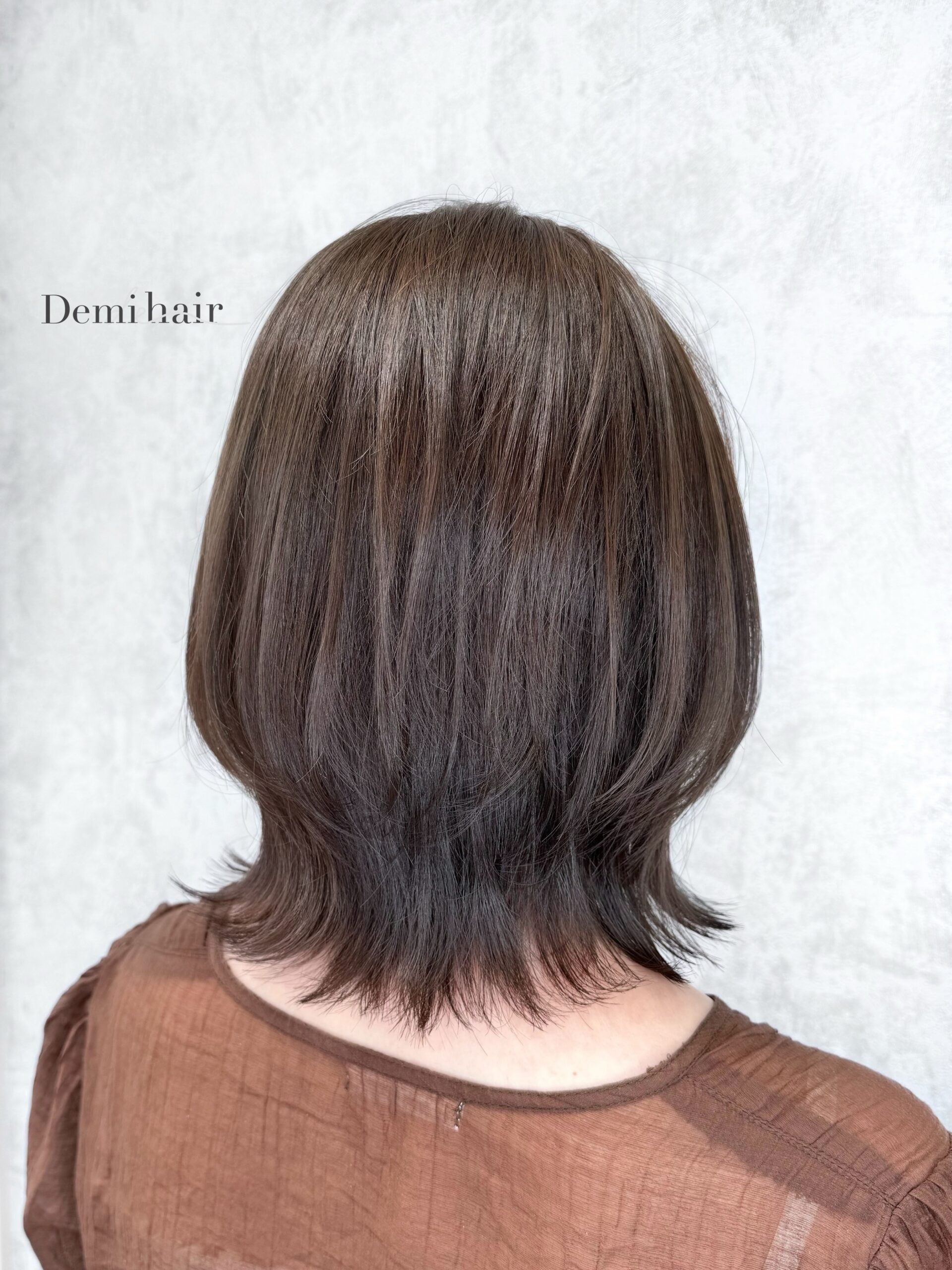 ブラウンベージュ🤎赤みを抑えたブラウンベージュ季節問わず人気なカラーです♪「Demi hair 【デミヘアー】」いつでも褒められる髪"か叶うサロン熊本市のヘアサロン「Demihair(デミヘアー)」では、お客様一人ひとりに似合うオーダーメイドのトレンドヘアを、お客様からと美容師の両方(Demi)に視点からお造りし、通いやすいファストブランドで提供しています。NY.LONDON.TOKYOからの世界的な確かな技術と知識で、周りに褒められる、品よくキレイで可愛い素敵なスタイルに仕上げます。オリジナルの特別調合で品良くかわいくオシャレにさせていただきます!髪質、髪色を考慮した丁寧なカラーリングで綺麗な仕上りです!カラー、カット、パーマともに必ず満足する仕上がりに致します!是非一度、お任せください!ノープランでも大歓迎お客様お一人お一人にあったスタイルを考えさせていただきます!旬なデザインもお任せください!余裕を持ったご予約をオススメしております!公式ホームページ・公式LINE・アクセス・駐車場の確認はこちら↓↓↓https://linktr.ee/demihair_official〒8600815熊本県 熊本市中央区春竹町大字春竹488-1 G's square2号スタッフも募集中! #ブラウンベージュ #ブラウンカラー #ベージュカラー #艶感カラー #ナチュラルヘア