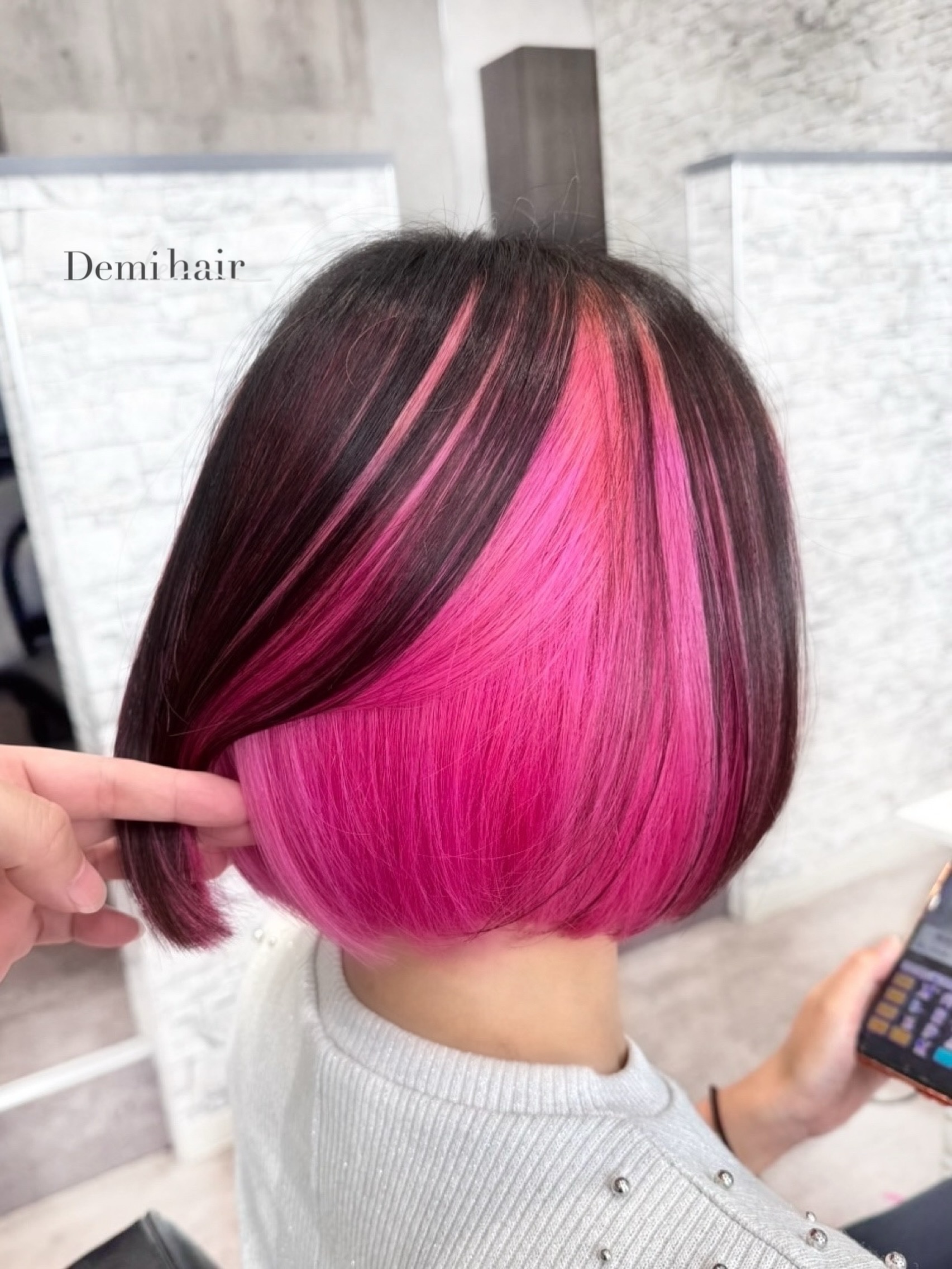 ピンクアンブレラカラー🦩周りと差がつくピンクアンブレラカラーチラッと見えるピンクがかわいいです「Demi hair 【デミヘアー】」いつでも褒められる髪"か叶うサロン熊本市のヘアサロン「Demihair(デミヘアー)」では、お客様一人ひとりに似合うオーダーメイドのトレンドヘアを、お客様からと美容師の両方(Demi)に視点からお造りし、通いやすいファストブランドで提供しています。NY.LONDON.TOKYOからの世界的な確かな技術と知識で、周りに褒められる、品よくキレイで可愛い素敵なスタイルに仕上げます。オリジナルの特別調合で品良くかわいくオシャレにさせていただきます!髪質、髪色を考慮した丁寧なカラーリングで綺麗な仕上りです!カラー、カット、パーマともに必ず満足する仕上がりに致します!是非一度、お任せください!ノープランでも大歓迎お客様お一人お一人にあったスタイルを考えさせていただきます!旬なデザインもお任せください!余裕を持ったご予約をオススメしております!公式ホームページ・公式LINE・アクセス・駐車場の確認はこちら↓↓↓https://linktr.ee/demihair_official〒8600815熊本県 熊本市中央区春竹町大字春竹488-1 G's square2号スタッフも募集中! #ピンクアンブレラカラー #アンブレラカラー #デザインカラー #インナーカラー #ピンクカラー