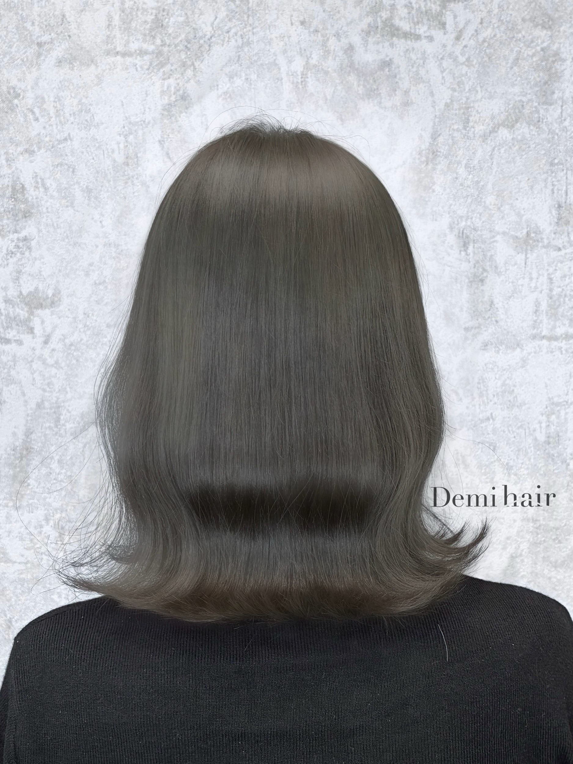 オリーブグレージュ🫒🩶人気のオリーブカラー透け感あるお色でこの夏おすすめです「Demi hair 【デミヘアー】」いつでも褒められる髪"か叶うサロン熊本市のヘアサロン「Demihair(デミヘアー)」では、お客様一人ひとりに似合うオーダーメイドのトレンドヘアを、お客様からと美容師の両方(Demi)に視点からお造りし、通いやすいファストブランドで提供しています。NY.LONDON.TOKYOからの世界的な確かな技術と知識で、周りに褒められる、品よくキレイで可愛い素敵なスタイルに仕上げます。オリジナルの特別調合で品良くかわいくオシャレにさせていただきます!髪質、髪色を考慮した丁寧なカラーリングで綺麗な仕上りです!カラー、カット、パーマともに必ず満足する仕上がりに致します!是非一度、お任せください!ノープランでも大歓迎お客様お一人お一人にあったスタイルを考えさせていただきます!旬なデザインもお任せください!余裕を持ったご予約をオススメしております!公式ホームページ・公式LINE・アクセス・駐車場の確認はこちら↓↓↓https://linktr.ee/demihair_official〒8600815熊本県 熊本市中央区春竹町大字春竹488-1 G's square2号スタッフも募集中!#オリーブグレージュ #オリーブ #ブリーチ#ダブルカラー #熊本カラー