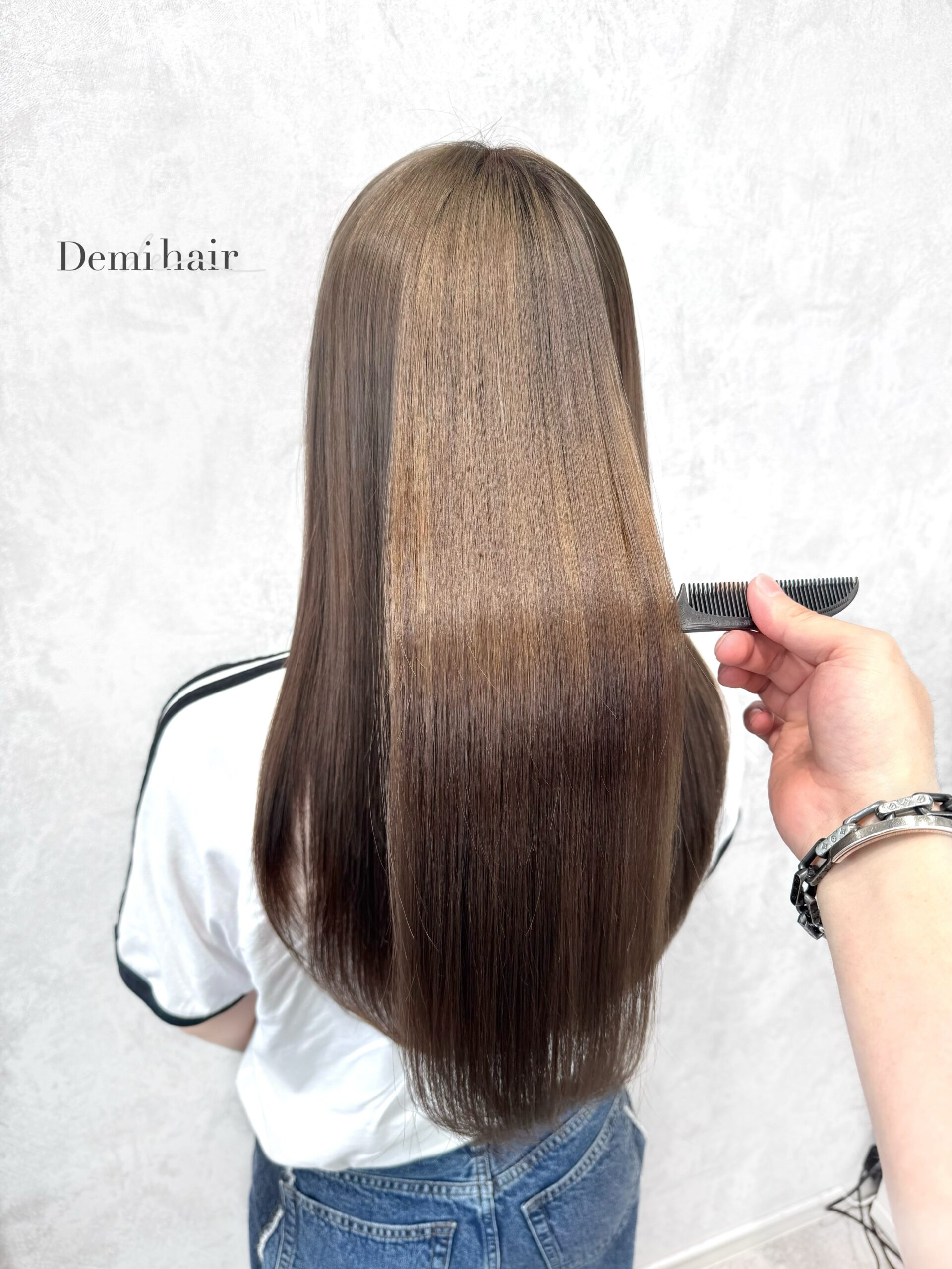 ヘーゼルベージュ🥐透明感たっぷりの赤みを抑えたベージュカラーです「Demi hair 【デミヘアー】」いつでも褒められる髪"か叶うサロン熊本市のヘアサロン「Demihair(デミヘアー)」では、お客様一人ひとりに似合うオーダーメイドのトレンドヘアを、お客様からと美容師の両方(Demi)に視点からお造りし、通いやすいファストブランドで提供しています。NY.LONDON.TOKYOからの世界的な確かな技術と知識で、周りに褒められる、品よくキレイで可愛い素敵なスタイルに仕上げます。オリジナルの特別調合で品良くかわいくオシャレにさせていただきます!髪質、髪色を考慮した丁寧なカラーリングで綺麗な仕上りです!カラー、カット、パーマともに必ず満足する仕上がりに致します!是非一度、お任せください!ノープランでも大歓迎お客様お一人お一人にあったスタイルを考えさせていただきます!旬なデザインもお任せください!余裕を持ったご予約をオススメしております!公式ホームページ・公式LINE・アクセス・駐車場の確認はこちら↓↓↓https://linktr.ee/demihair_official〒8600815熊本県 熊本市中央区春竹町大字春竹488-1 G's square2号スタッフも募集中! #ヘーゼルベージュ #ミルクティーベージュ #ベージュカラー #オリーブベージュ #暖色カラー