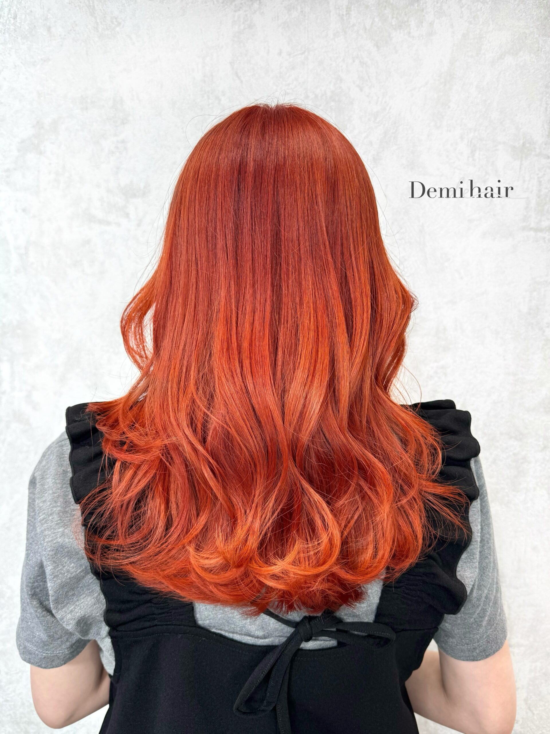 ビビットオレンジパキッと目立つオレンジカラーで周りと差をつけたい方におすすめです「Demi hair 【デミヘアー】」いつでも褒められる髪"か叶うサロン熊本市のヘアサロン「Demihair(デミヘアー)」では、お客様一人ひとりに似合うオーダーメイドのトレンドヘアを、お客様からと美容師の両方(Demi)に視点からお造りし、通いやすいファストブランドで提供しています。NY.LONDON.TOKYOからの世界的な確かな技術と知識で、周りに褒められる、品よくキレイで可愛い素敵なスタイルに仕上げます。オリジナルの特別調合で品良くかわいくオシャレにさせていただきます!髪質、髪色を考慮した丁寧なカラーリングで綺麗な仕上りです!カラー、カット、パーマともに必ず満足する仕上がりに致します!是非一度、お任せください!ノープランでも大歓迎お客様お一人お一人にあったスタイルを考えさせていただきます!旬なデザインもお任せください!余裕を持ったご予約をオススメしております!公式ホームページ・公式LINE・アクセス・駐車場の確認はこちら↓↓↓https://linktr.ee/demihair_official〒8600815熊本県 熊本市中央区春竹町大字春竹488-1 G's square2号スタッフも募集中! #オレンジカラー #アプリコットオレンジ #キャロットオレンジ #ビビットオレンジ #ブリーチ