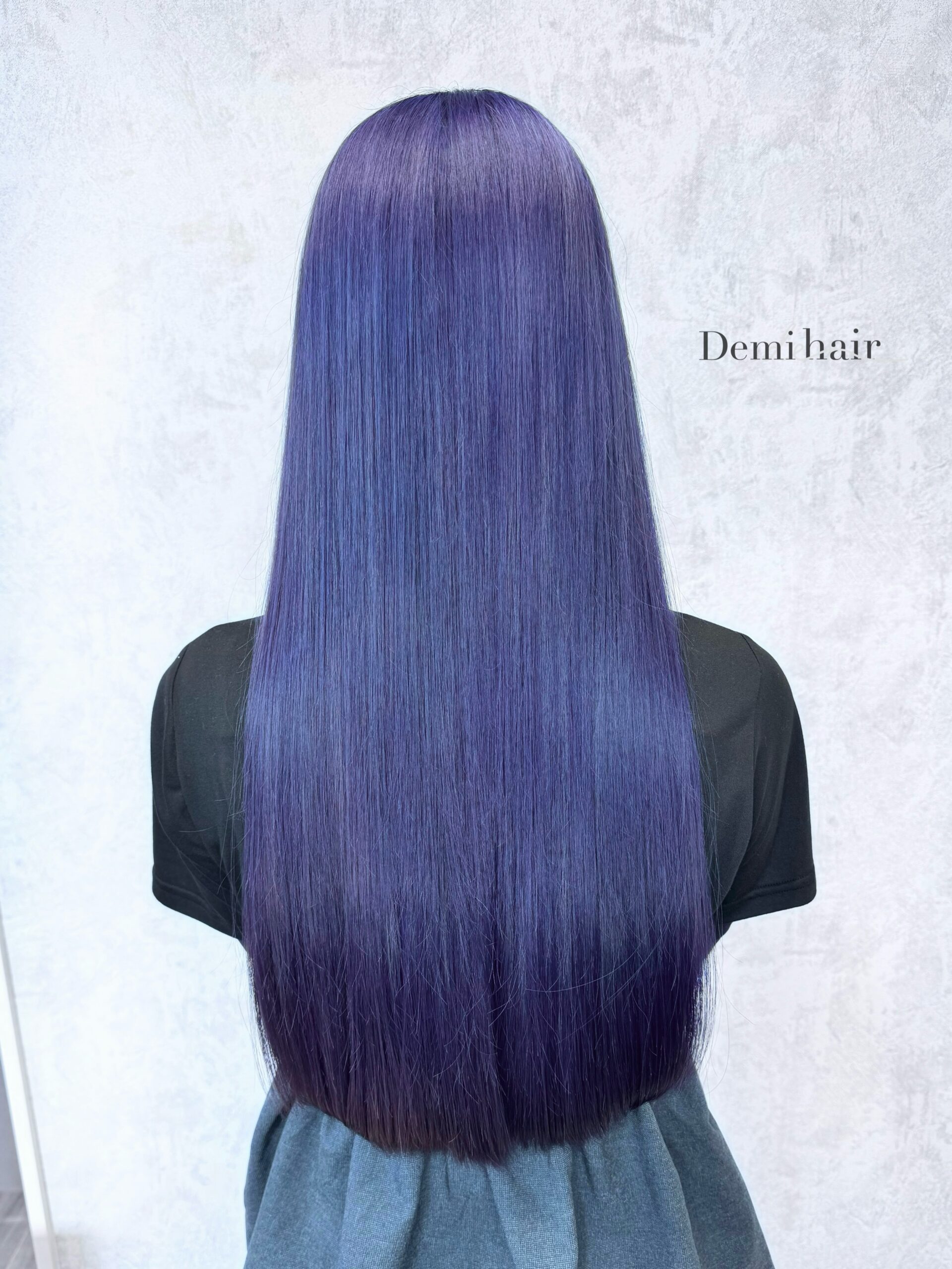 ブルーラベンダー🪻ブルーベースにほんのり入るラベンダーがかわいいです「Demi hair 【デミヘアー】」いつでも褒められる髪"か叶うサロン熊本市のヘアサロン「Demihair(デミヘアー)」では、お客様一人ひとりに似合うオーダーメイドのトレンドヘアを、お客様からと美容師の両方(Demi)に視点からお造りし、通いやすいファストブランドで提供しています。NY.LONDON.TOKYOからの世界的な確かな技術と知識で、周りに褒められる、品よくキレイで可愛い素敵なスタイルに仕上げます。オリジナルの特別調合で品良くかわいくオシャレにさせていただきます!髪質、髪色を考慮した丁寧なカラーリングで綺麗な仕上りです!カラー、カット、パーマともに必ず満足する仕上がりに致します!是非一度、お任せください!ノープランでも大歓迎お客様お一人お一人にあったスタイルを考えさせていただきます!旬なデザインもお任せください!余裕を持ったご予約をオススメしております!公式ホームページ・公式LINE・アクセス・駐車場の確認はこちら↓↓↓https://linktr.ee/demihair_official〒8600815熊本県 熊本市中央区春竹町大字春竹488-1 G's square2号スタッフも募集中! #ブルーラベンダー #ブルーバイオレット #ブルーカラー #ラベンダーカラー #ブリーチカラー