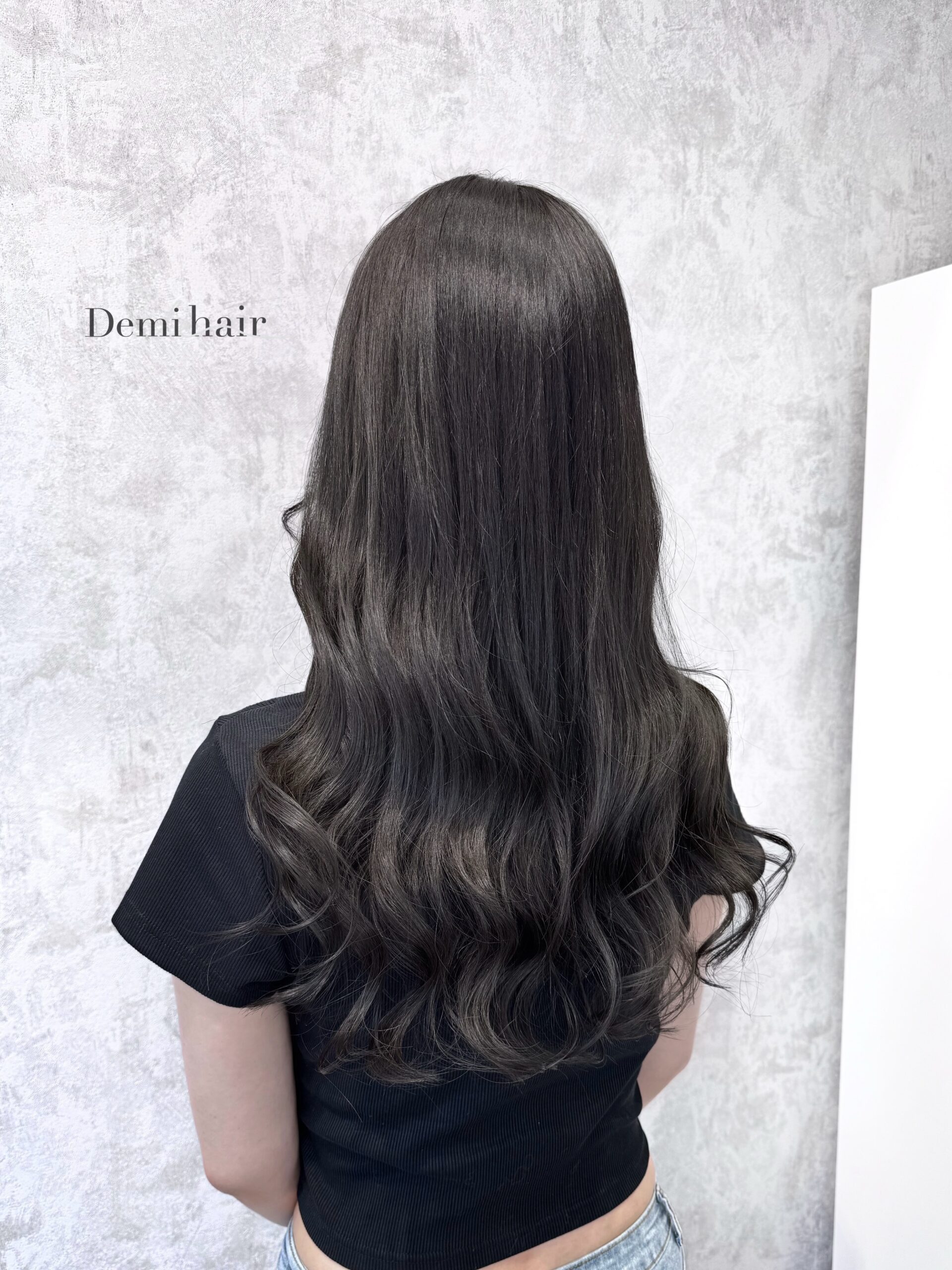 ダークグレージュ🐈透明感のある暗めカラーで自然と垢抜けた印象になります🫧「Demi hair 【デミヘアー】」いつでも褒められる髪"か叶うサロン熊本市のヘアサロン「Demihair(デミヘアー)」では、お客様一人ひとりに似合うオーダーメイドのトレンドヘアを、お客様からと美容師の両方(Demi)に視点からお造りし、通いやすいファストブランドで提供しています。NY.LONDON.TOKYOからの世界的な確かな技術と知識で、周りに褒められる、品よくキレイで可愛い素敵なスタイルに仕上げます。オリジナルの特別調合で品良くかわいくオシャレにさせていただきます!髪質、髪色を考慮した丁寧なカラーリングで綺麗な仕上りです!カラー、カット、パーマともに必ず満足する仕上がりに致します!是非一度、お任せください!ノープランでも大歓迎お客様お一人お一人にあったスタイルを考えさせていただきます!旬なデザインもお任せください!余裕を持ったご予約をオススメしております!公式ホームページ・公式LINE・アクセス・駐車場の確認はこちら↓↓↓https://linktr.ee/demihair_official〒8600815熊本県 熊本市中央区春竹町大字春竹488-1 G's square2号スタッフも募集中! #グレージュ #ダークグレージュ #ブラウンカラー #暗めカラー #透明感カラー