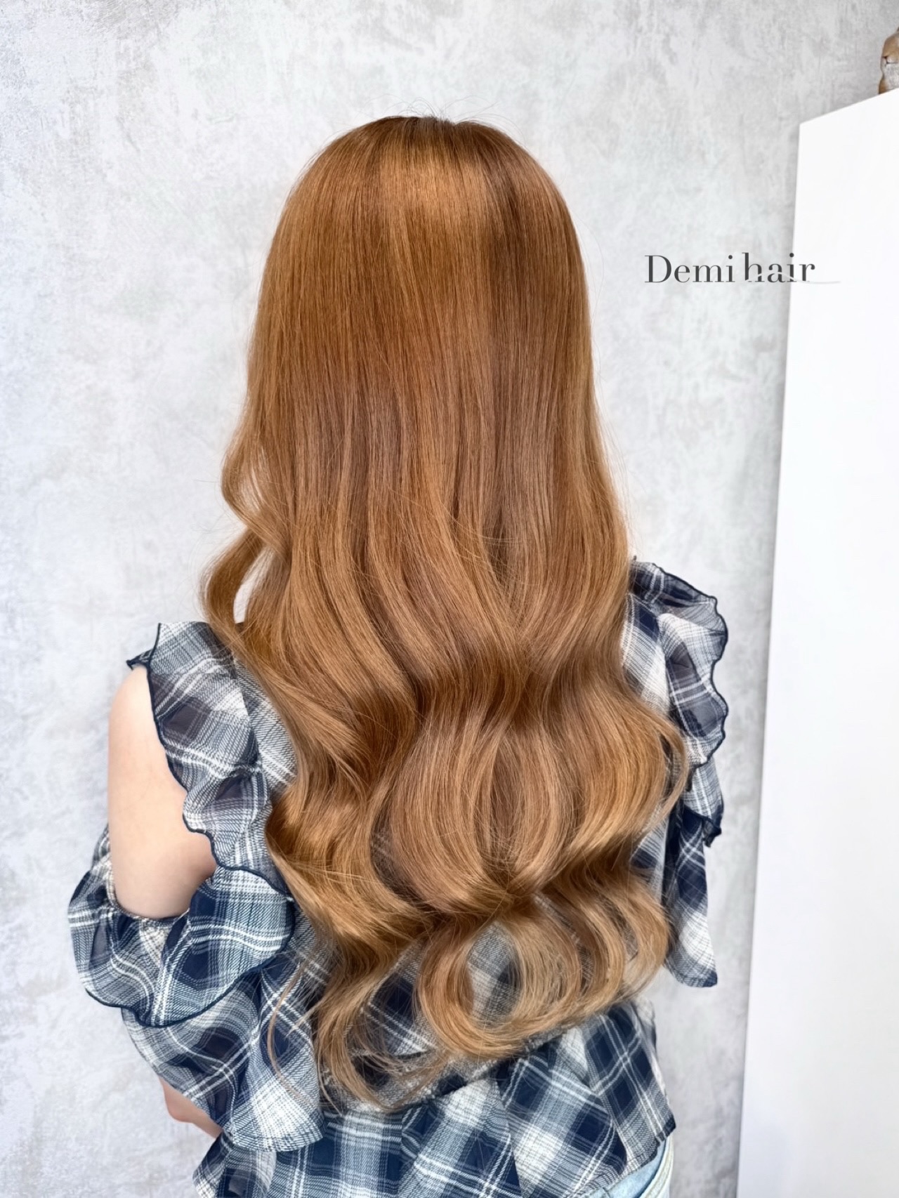 ハニーベージュ肌馴染み抜群なので挑戦しやすい明るめカラーです「Demi hair 【デミヘアー】」いつでも褒められる髪"か叶うサロン熊本市のヘアサロン「Demihair(デミヘアー)」では、お客様一人ひとりに似合うオーダーメイドのトレンドヘアを、お客様からと美容師の両方(Demi)に視点からお造りし、通いやすいファストブランドで提供しています。NY.LONDON.TOKYOからの世界的な確かな技術と知識で、周りに褒められる、品よくキレイで可愛い素敵なスタイルに仕上げます。オリジナルの特別調合で品良くかわいくオシャレにさせていただきます!髪質、髪色を考慮した丁寧なカラーリングで綺麗な仕上りです!カラー、カット、パーマともに必ず満足する仕上がりに致します!是非一度、お任せください!ノープランでも大歓迎お客様お一人お一人にあったスタイルを考えさせていただきます!旬なデザインもお任せください!余裕を持ったご予約をオススメしております!公式ホームページ・公式LINE・アクセス・駐車場の確認はこちら↓↓↓https://linktr.ee/demihair_official〒8600815熊本県 熊本市中央区春竹町大字春竹488-1 G's square2号スタッフも募集中! #ベージュカラー #ハニーベージュ #明るめカラー #ハイトーン ブリーチなしカラー