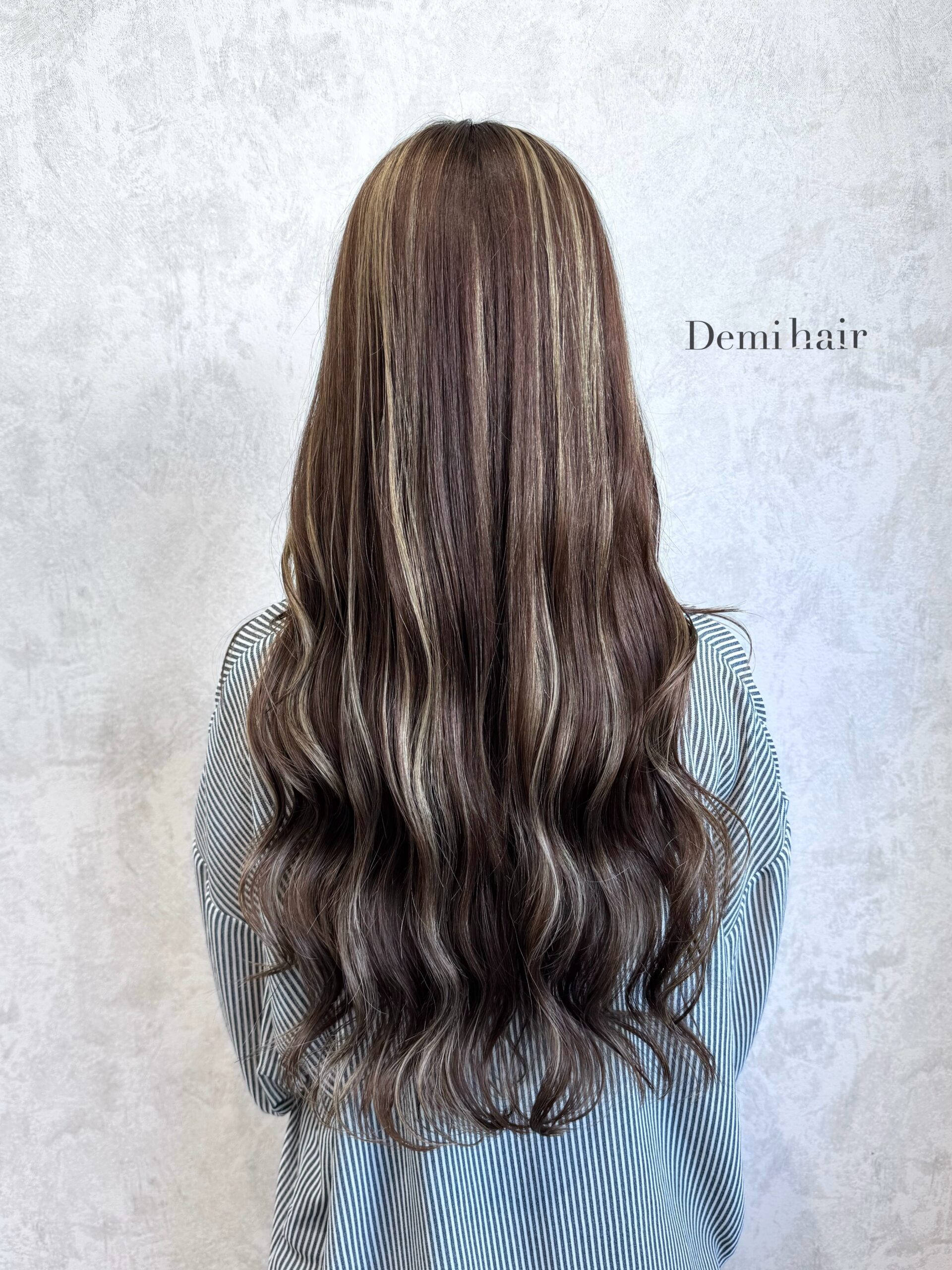 ハイライト×グレージュカラー🕸️ナチュラルに馴染むハイライトで大人っぽい印象に「Demi hair 【デミヘアー】」いつでも褒められる髪"か叶うサロン熊本市のヘアサロン「Demihair(デミヘアー)」では、お客様一人ひとりに似合うオーダーメイドのトレンドヘアを、お客様からと美容師の両方(Demi)に視点からお造りし、通いやすいファストブランドで提供しています。NY.LONDON.TOKYOからの世界的な確かな技術と知識で、周りに褒められる、品よくキレイで可愛い素敵なスタイルに仕上げます。オリジナルの特別調合で品良くかわいくオシャレにさせていただきます!髪質、髪色を考慮した丁寧なカラーリングで綺麗な仕上りです!カラー、カット、パーマともに必ず満足する仕上がりに致します!是非一度、お任せください!ノープランでも大歓迎お客様お一人お一人にあったスタイルを考えさせていただきます!旬なデザインもお任せください!余裕を持ったご予約をオススメしております!公式ホームページ・公式LINE・アクセス・駐車場の確認はこちら↓↓↓https://linktr.ee/demihair_official〒8600815熊本県 熊本市中央区春竹町大字春竹488-1 G's square2号スタッフも募集中! #ハイライト #ローライト #デザインカラー#グレージュカラー #ベージュカラー