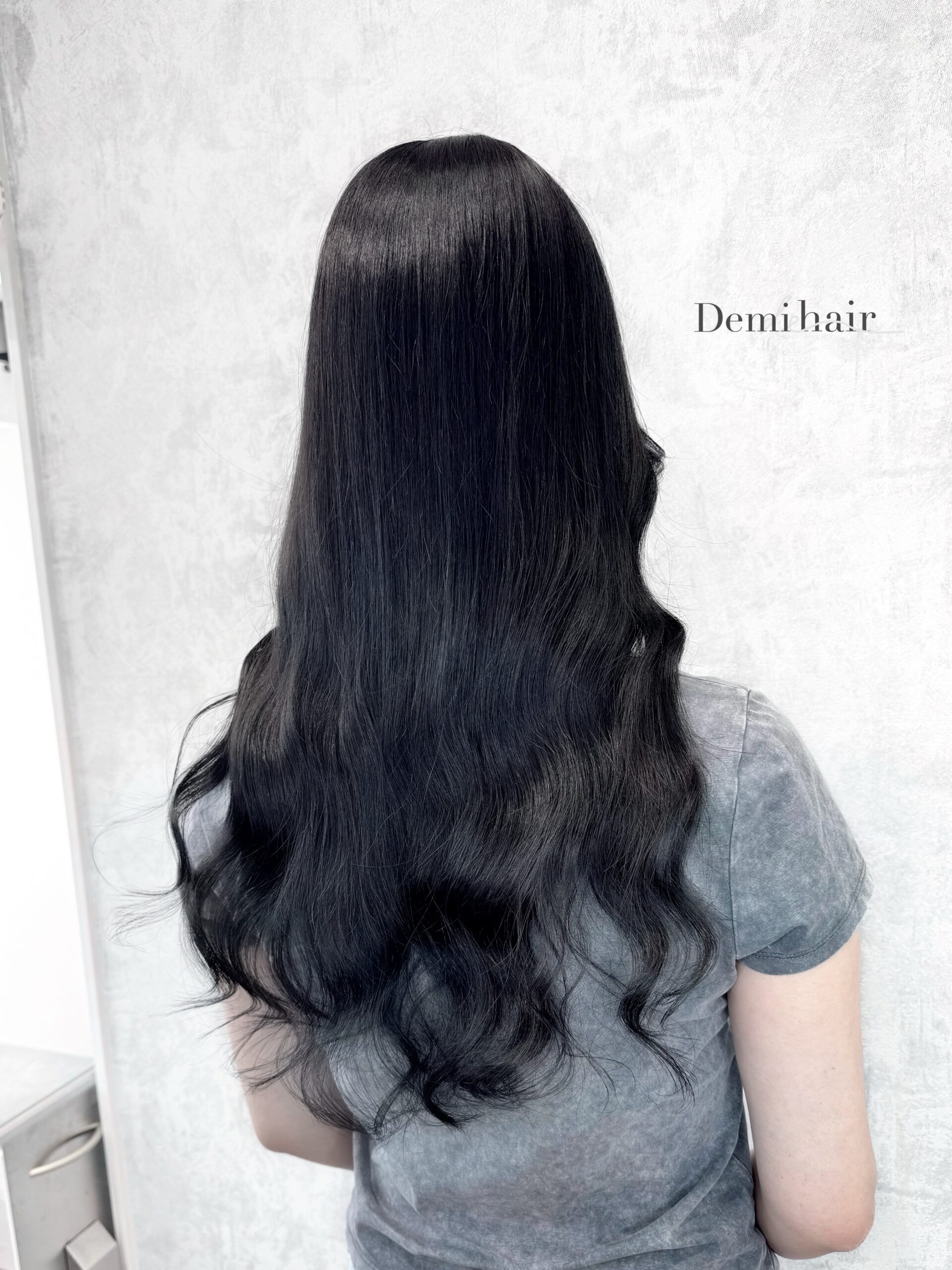 ダークグレージュ🩶赤みをしっかり消したい方におすすめのカラーです️「Demi hair 【デミヘアー】」いつでも褒められる髪"か叶うサロン熊本市のヘアサロン「Demihair(デミヘアー)」では、お客様一人ひとりに似合うオーダーメイドのトレンドヘアを、お客様からと美容師の両方(Demi)に視点からお造りし、通いやすいファストブランドで提供しています。NY.LONDON.TOKYOからの世界的な確かな技術と知識で、周りに褒められる、品よくキレイで可愛い素敵なスタイルに仕上げます。オリジナルの特別調合で品良くかわいくオシャレにさせていただきます!髪質、髪色を考慮した丁寧なカラーリングで綺麗な仕上りです!カラー、カット、パーマともに必ず満足する仕上がりに致します!是非一度、お任せください!ノープランでも大歓迎お客様お一人お一人にあったスタイルを考えさせていただきます!旬なデザインもお任せください!余裕を持ったご予約をオススメしております!公式ホームページ・公式LINE・アクセス・駐車場の確認はこちら↓↓↓https://linktr.ee/demihair_official〒8600815熊本県 熊本市中央区春竹町大字春竹488-1 G's square2号スタッフも募集中! #グレージュ #ダークグレージュ #グレーブラック #透明感カラー #艶カラー