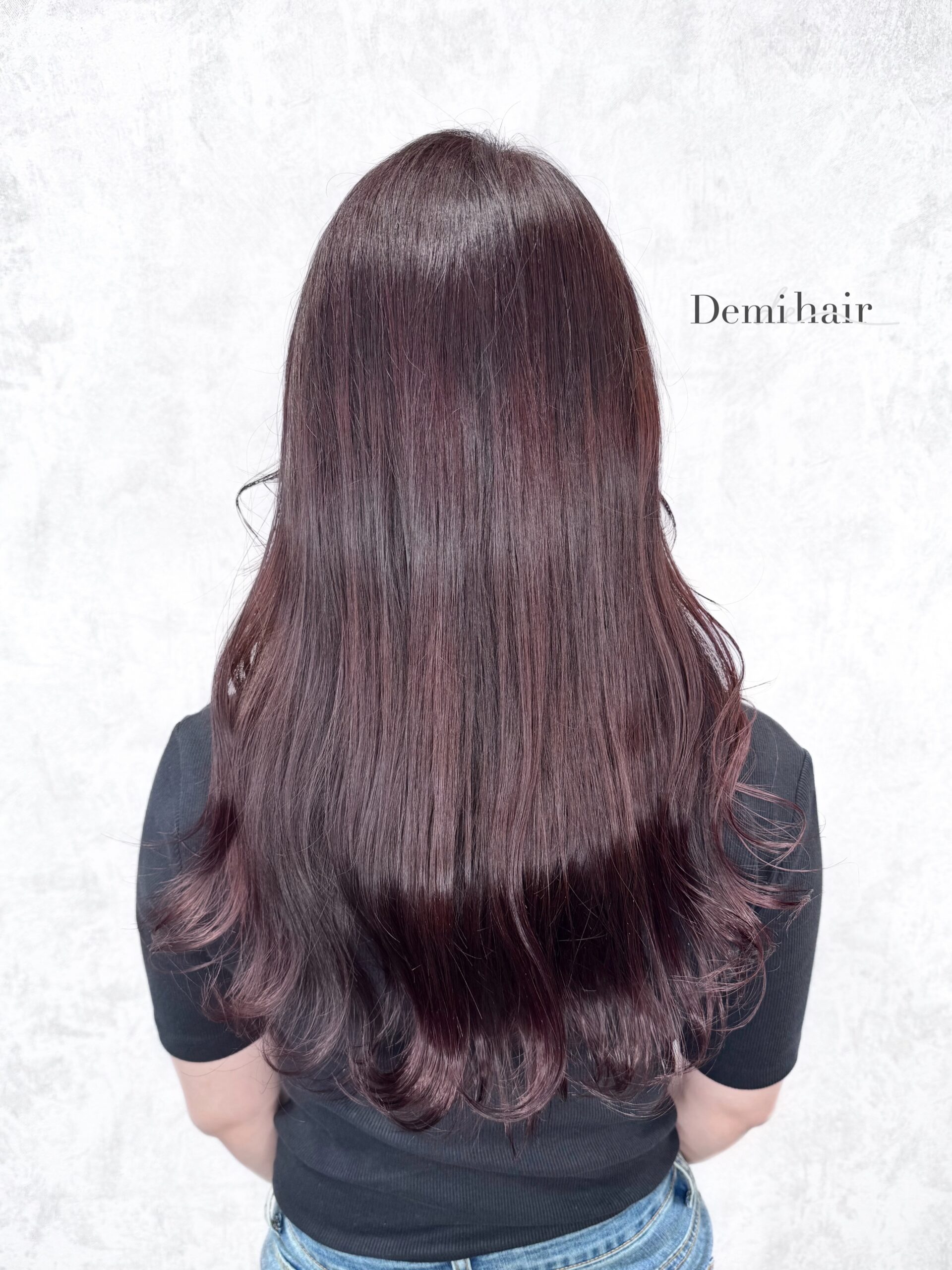 ボルドーブラウン🤎ほんのり赤みのあるボルドーブラウン艶感たっぷりで上品な印象です♡「Demi hair 【デミヘアー】」いつでも褒められる髪"か叶うサロン熊本市のヘアサロン「Demihair(デミヘアー)」では、お客様一人ひとりに似合うオーダーメイドのトレンドヘアを、お客様からと美容師の両方(Demi)に視点からお造りし、通いやすいファストブランドで提供しています。NY.LONDON.TOKYOからの世界的な確かな技術と知識で、周りに褒められる、品よくキレイで可愛い素敵なスタイルに仕上げます。オリジナルの特別調合で品良くかわいくオシャレにさせていただきます!髪質、髪色を考慮した丁寧なカラーリングで綺麗な仕上りです!カラー、カット、パーマともに必ず満足する仕上がりに致します!是非一度、お任せください!ノープランでも大歓迎お客様お一人お一人にあったスタイルを考えさせていただきます!旬なデザインもお任せください!余裕を持ったご予約をオススメしております!公式ホームページ・公式LINE・アクセス・駐車場の確認はこちら↓↓↓https://linktr.ee/demihair_official〒8600815熊本県 熊本市中央区春竹町大字春竹488-1 G's square2号スタッフも募集中! #ボルドーブラウン #ワインレッド #ボルドーカラー #レッドブラウン #艶カラー