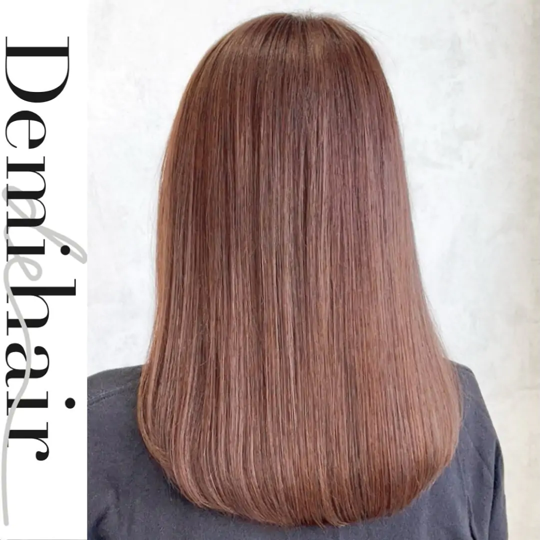 ピンクベージュ×ストレートヘアー🩰派手すぎないピンク系のカラーです華やかな雰囲気に仕上がります！「Demi hair 【デミヘアー】」リーズナブルな価格帯で最上級の仕上がりニューヨーク、ロンドン、東京、で培った確かな技術と知識で、親身にお客様1人1人に寄り添った熊本一、丁寧なヘアスタイルをお造りします。熊本一、丁寧なカラーを手頃な金額でお試しできます！透け感を出しつつ、品よくキレイに楽しみましょう！この長さは毛量や髪の毛太さでどの長さがいい！というのがあり、1人1人に合わせて調合してますのでお気軽にご相談ください！前持ったご予約をお勧めしてます！お気軽にご予約、ご相談下さい！僕オリジナルの特別調合で品良くかわいくオシャレにさせていただきます！髪質、髪色を考慮した丁寧なカラーリングで綺麗な仕上りです！カラー、カット、パーマともに必ず満足する仕上がりに致します！是非一度、お任せください！ノープランでも大歓迎お客様お一人お一人にあったスタイルを考えさせていただきます！旬なデザインもお任せください！↓公式ホームページ↓詳しいお店の紹介https://www.demi-hair.com↓公式ライン↓ご予約、ご相談お気軽にどうぞ！https://lin.ee/YjRfOCI↓公式インスタアカウント↓動画でのスタイル紹介有@demihair_official〒8600815熊本県 熊本市中央区春竹町大字春竹488-1 G's square2号スタッフも募集中！ #Demihair #demieee #デミヘアー#熊本美容室　#いいね返し #平成美容室#熊本美容師 #美容室　#美容師求人#熊本　#平成　#ピンクベージュ #ピンク #ベージュ#ピンクブラウン #ブラウン #暖色 #セミロング #熊本カラー