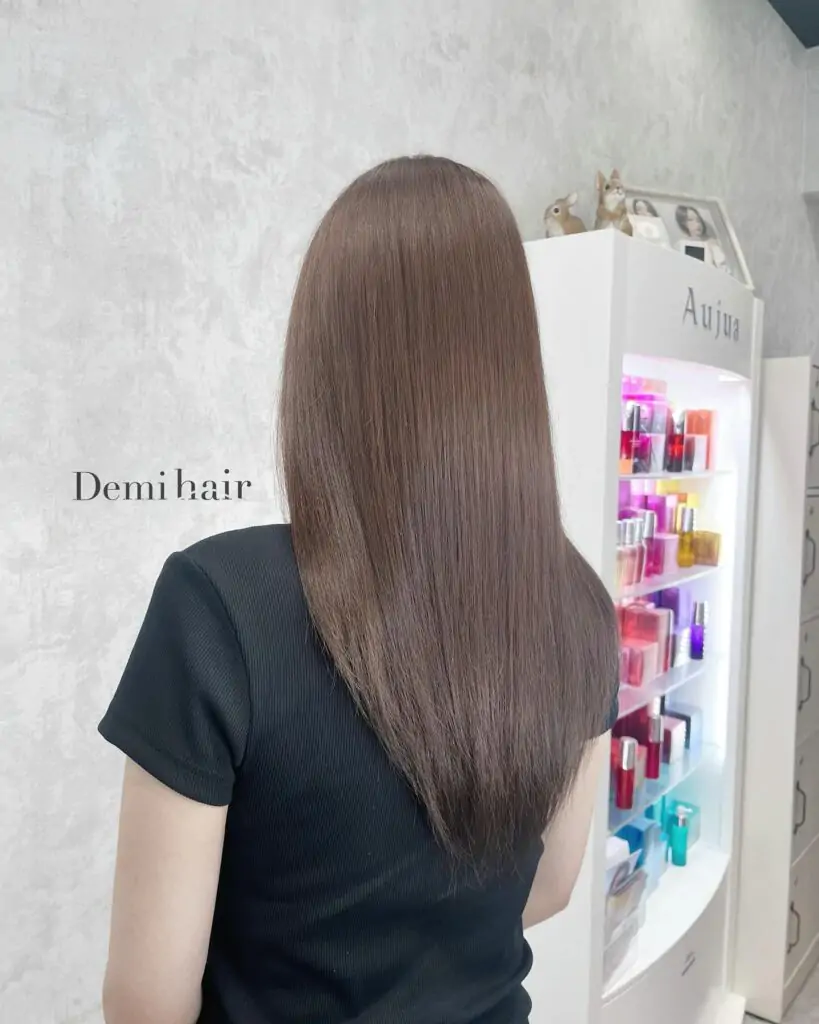 ミルクチョコレート×ストレートヘアー🧈地毛が伸びてきたお客様の馴染ませカラーです！赤みを抑え、ベージュに退色するのが特徴の透け感カラーです🫧「Demi hair【デミヘアー】」リーズナブルな価格帯で最上級の仕上がりニューヨーク、ロンドン、東京で培った確かな技術と知識で、親身にお客様1人1人に寄り添ったスタイルをお作りします！熊本一、丁寧なカラーを手頃な金額でお試しできます！透け感を出しつつ、品よくキレイに楽しみましょう！️この長さは毛量や髪の毛太さでどの長さがいい！というのがあり、1人1人に合わせて調合してますのでお気軽にご相談ください！前持ったご予約をお勧めしてます！お気軽にご予約、ご相談下さい！‍♂️僕オリジナルの特別調合で品良くかわいくオシャレにさせていただきます！髪質、髪色を考慮した丁寧なカラーリングで綺麗な仕上りです‍♂️カラー、カット、パーマともに必ず満足する仕上がりに致します！是非一度、お任せください！ノープランでも大歓迎☘️お客様お一人お一人にあったスタイルを考えさせていただきます！‍♀️‍♂️旬なデザインもお任せください！ご予約はDM、LINE、ホットペッパービューティからどうぞ！️☘️ホットペッパービューティ↓https://beauty.hotpepper.jp/slnH000538889/.公式ホームページ↓https://www.demi-hair.com公式ライン↓https://lin.ee/YjRfOCI公式インスタアカウント↓@demihair_officialインスタのDMでもご相談お受けしています！お気軽にご連絡ください！️〒8600815熊本県 熊本市中央区春竹町大字春竹488-1 G&