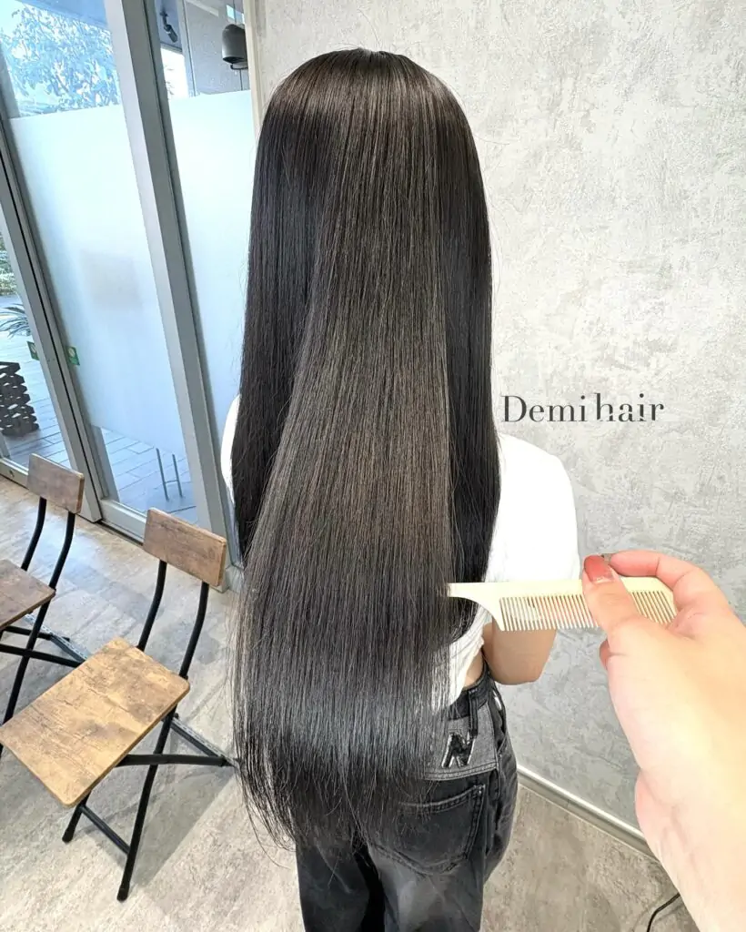 暗めグレージュ️秋冬人気なグレージュは透明感が出やすく落ち着いた色味が出やすいのが特徴です🩶暗髪にしたい方におすすめなカラーです🏻「Demi hair【デミヘアー】」リーズナブルな価格帯で最上級の仕上がりニューヨーク、ロンドン、東京で培った確かな技術と知識で、親身にお客様1人1人に寄り添ったスタイルをお作りします！熊本一、丁寧なカラーを手頃な金額でお試しできます！透け感を出しつつ、品よくキレイに楽しみましょう！️この長さは毛量や髪の毛太さでどの長さがいい！というのがあり、1人1人に合わせて調合してますのでお気軽にご相談ください！前持ったご予約をお勧めしてます！お気軽にご予約、ご相談下さい！‍♂️僕オリジナルの特別調合で品良くかわいくオシャレにさせていただきます！髪質、髪色を考慮した丁寧なカラーリングで綺麗な仕上りです‍♂️カラー、カット、パーマともに必ず満足する仕上がりに致します！是非一度、お任せください！ノープランでも大歓迎☘️お客様お一人お一人にあったスタイルを考えさせていただきます！‍♀️‍♂️旬なデザインもお任せください！ご予約はDM、LINE、ホットペッパービューティからどうぞ！️☘️ホットペッパービューティ↓https://beauty.hotpepper.jp/slnH000538889/.公式ホームページ↓https://www.demi-hair.com公式ライン↓https://lin.ee/YjRfOCI公式インスタアカウント↓@demihair_officialインスタのDMでもご相談お受けしています！お気軽にご連絡ください！️〒8600815熊本県 熊本市中央区春竹町大字春竹488-1 G&