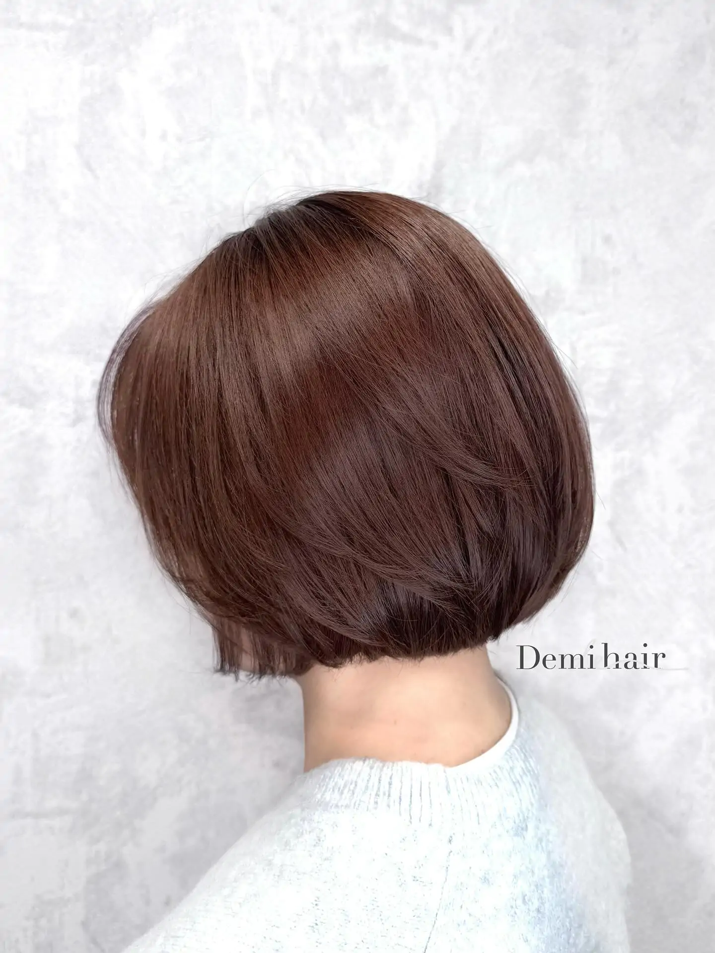 チョコレートブラウンカラー🤎レイヤーボブカット秋色こっくりブラウン大人気🤍️ボブスタイルにレイヤーを入れると動きが出てフワっとボブになります┈┈┈┈┈┈┈┈┈┈┈┈┈┈┈┈┈┈┈┈Demi hair 【デミヘアー】　でスタイリストをしています♡⃛' @demihair_kano '' @demihair_official '丁寧な施術を心がけております！ノープランでも大歓迎です️お客様一人一人にあったスタイルを考え、可愛く、オシャレにさせていただきます🤍いつでも、お気軽にご相談くださいご連絡はInstagramのDM、または公式LINEにてお受けさせていただきます！🏻‍♀️熊本県熊本市市中央区春竹町大字春竹488-1 G'ssquare 2号熊本 平成駅から徒歩6分#ピンクカラー #ピンクショコラカラー #ブリーチなしWカラー#ショコラブラウン#チョコレートブラウン #グレージュ  #ブルーブラック #インナーカラー #イヤリングカラー#ブリーチカラー  #ブリーチ #ボブレイヤー  #hair  #hairstyle  #haircolor  #color  #熊本  #熊本美容室  #美容室  #美容師  #アシスタント  #美容師アシスタント #デミヘアー #スタイリスト#Demihair # demihair