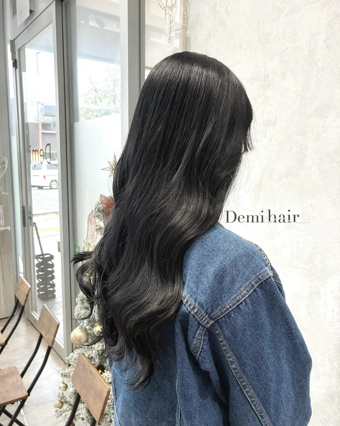 グレーブラック×リバース巻き🖤最近増えてます!暗髪の中でも特に人気なグレーブラックは黒過ぎず艶のある仕上がりになります🐈「Demi hair【デミヘアー】」リーズナブルな価格帯で最上級の仕上がりニューヨーク、ロンドン、東京で培った確かな技術と知識で、親身にお客様1人1人に寄り添ったスタイルをお作りします!熊本一、丁寧なカラーを手頃な金額でお試しできます!透け感を出しつつ、品よくキレイに楽しみましょう!️この長さは毛量や髪の毛太さでどの長さがいい!というのがあり、1人1人に合わせて調合してますのでお気軽にご相談ください!前持ったご予約をお勧めしてます!お気軽にご予約、ご相談下さい!♂️僕オリジナルの特別調合で品良くかわいくオシャレにさせていただきます!髪質、髪色を考慮した丁寧なカラーリングで綺麗な仕上りです♂️カラー、カット、パーマともに必ず満足する仕上がりに致します!是非一度、お任せください!ノープランでも大歓迎☘️お客様お一人お一人にあったスタイルを考えさせていただきます!♀️♂️旬なデザインもお任せください!ご予約はDM、LINE、ホットペッパービューティからどうぞ!️☘️ホットペッパービューティ↓https://beauty.hotpepper.jp/slnH000538889/.公式ホームページ↓https://www.demi-hair.com公式ライン↓https://lin.ee/YjRfOCI公式インスタアカウント↓@demihair_officialインスタのDMでもご相談お受けしています!お気軽にご連絡ください!️〒8600815熊本県 熊本市中央区春竹町大字春竹488-1 G's square2号スタッフも募集中!#Demihair #demieee #デミヘアー#熊本美容室 #いいね返し #平成美容室#熊本美容師 #美容室 #美容師求人#熊本 #平成 #グレーブラック #グレージュ #暗髪#ブルベカラー #冬カラー #韓国カラー#熊本カラー