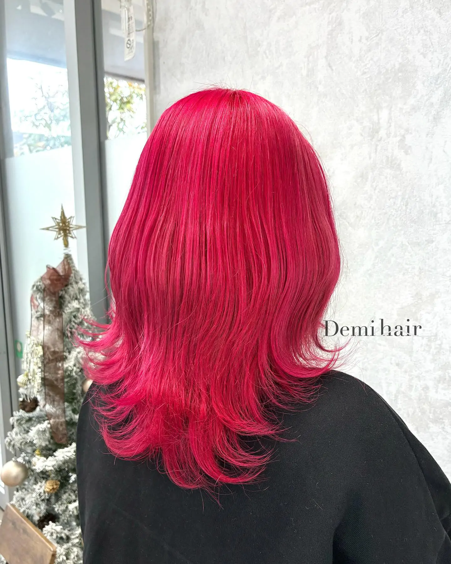 ショッキングピンク×レイヤー派手髪好きの方に︎︎1ブリーチにカラーバターの仕上がりです！ライブ前にもおすすめ「Demi hair【デミヘアー】」リーズナブルな価格帯で最上級の仕上がりニューヨーク、ロンドン、東京で培った確かな技術と知識で、親身にお客様1人1人に寄り添ったスタイルをお作りします！熊本一、丁寧なカラーを手頃な金額でお試しできます！透け感を出しつつ、品よくキレイに楽しみましょう！️この長さは毛量や髪の毛太さでどの長さがいい！というのがあり、1人1人に合わせて調合してますのでお気軽にご相談ください！前持ったご予約をお勧めしてます！お気軽にご予約、ご相談下さい！‍♂️僕オリジナルの特別調合で品良くかわいくオシャレにさせていただきます！髪質、髪色を考慮した丁寧なカラーリングで綺麗な仕上りです‍♂️カラー、カット、パーマともに必ず満足する仕上がりに致します！是非一度、お任せください！ノープランでも大歓迎☘️お客様お一人お一人にあったスタイルを考えさせていただきます！‍♀️‍♂️旬なデザインもお任せください！ご予約はDM、LINE、ホットペッパービューティからどうぞ！️☘️ホットペッパービューティ↓https://beauty.hotpepper.jp/slnH000538889/.公式ホームページ↓https://www.demi-hair.com公式ライン↓https://lin.ee/YjRfOCI公式インスタアカウント↓@demihair_officialインスタのDMでもご相談お受けしています！お気軽にご連絡ください！️〒8600815熊本県 熊本市中央区春竹町大字春竹488-1 G's square2号スタッフも募集中！#Demihair #demieee #デミヘアー#熊本美容室　#いいね返し #平成美容室#熊本美容師 #美容室　#美容師求人#熊本　#平成#ショッキングピンク #ピンク #ハイトーン#カラーバター #派手カラー #推しカラー