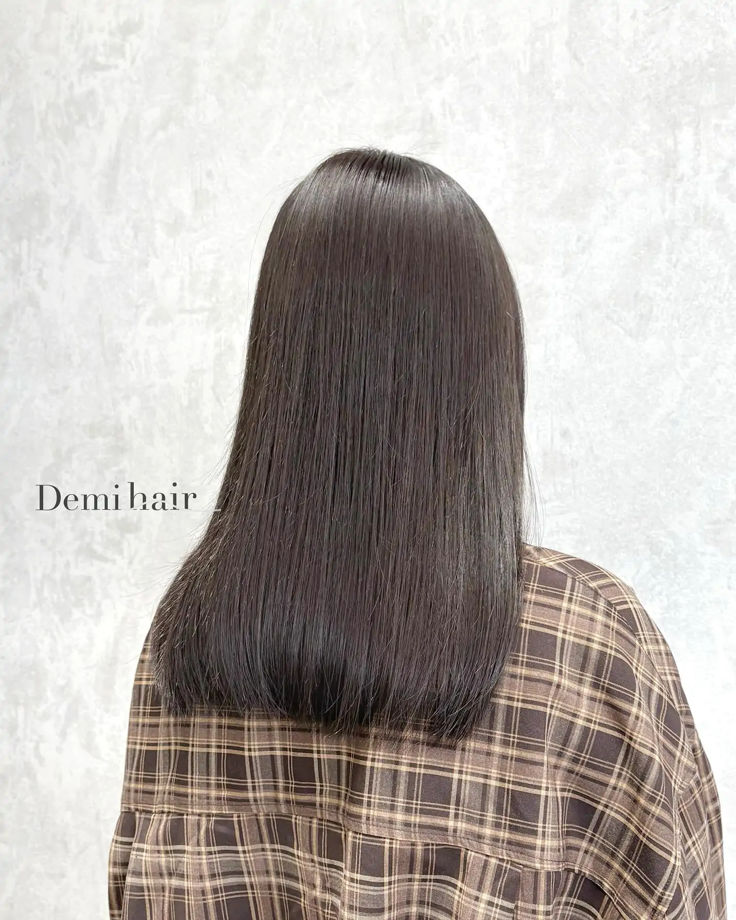 ココアブラウン️初カラーのお客様のワンカラーココアブラウン🤎ファーストカラーは明るくなりづらいので一気に明るくしたい場合はブリーチなしWカラーを推奨しております!「Demi hair【デミヘアー】」リーズナブルな価格帯で最上級の仕上がりニューヨーク、ロンドン、東京で培った確かな技術と知識で、親身にお客様1人1人に寄り添ったスタイルをお作りします!熊本一、丁寧なカラーを手頃な金額でお試しできます!透け感を出しつつ、品よくキレイに楽しみましょう!️この長さは毛量や髪の毛太さでどの長さがいい!というのがあり、1人1人に合わせて調合してますのでお気軽にご相談ください!前持ったご予約をお勧めしてます!お気軽にご予約、ご相談下さい!♂️僕オリジナルの特別調合で品良くかわいくオシャレにさせていただきます!髪質、髪色を考慮した丁寧なカラーリングで綺麗な仕上りです♂️カラー、カット、パーマともに必ず満足する仕上がりに致します!是非一度、お任せください!ノープランでも大歓迎☘️お客様お一人お一人にあったスタイルを考えさせていただきます!♀️♂️旬なデザインもお任せください!ご予約はDM、LINE、ホットペッパービューティからどうぞ!️☘️ホットペッパービューティ↓https://beauty.hotpepper.jp/slnH000538889/.公式ホームページ↓https://www.demi-hair.com公式ライン↓https://lin.ee/YjRfOCI公式インスタアカウント↓@demihair_officialインスタのDMでもご相談お受けしています!お気軽にご連絡ください!️〒8600815熊本県 熊本市中央区春竹町大字春竹488-1 G's square2号スタッフも募集中!#Demihair #demieee #デミヘアー#熊本美容室 #いいね返し #平成美容室#熊本美容師 #美容室 #美容師求人#熊本 #平成#ココアブラウン #チョコレートブラウン #カカオブラウン# ブリーチなし #ブリーチなしWカラー