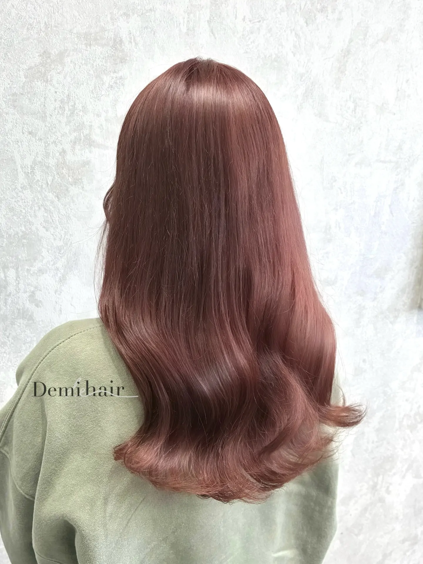 ピンクベージュ×ブリーチなしWカラー"ブリーチなしでつくる"ピンクベージュ🩰褪色するとブラウンになるので色落ちが派手になりたくない方におすすめ️「Demi hair 【デミヘアー】」いつでも褒められる髪"か叶うサロン熊本市のヘアサロン「Demihair(デミヘアー)」では、お客様一人ひとりに似合うオーダーメイドのトレンドヘアを、お客様からと美容師の両方(Demi)に視点からお造りし、通いやすいファストブランドで提供しています。NY.LONDON.TOKYOからの世界的な確かな技術と知識で、周りに褒められる、品よくキレイで可愛い素敵なスタイルに仕上げます。オリジナルの特別調合で品良くかわいくオシャレにさせていただきます!髪質、髪色を考慮した丁寧なカラーリングで綺麗な仕上りです!カラー、カット、パーマともに必ず満足する仕上がりに致します!是非一度、お任せください!ノープランでも大歓迎お客様お一人お一人にあったスタイルを考えさせていただきます!旬なデザインもお任せください!余裕を持ったご予約をオススメしております!公式ホームページ・公式LINE・アクセス・駐車場の確認はこちら↓↓↓https://linktr.ee/demihair_official〒8600815熊本県 熊本市中央区春竹町大字春竹488-1 G's square2号スタッフも募集中! #熊本美容室 ピンクベージュ #ダブルカラー#ブリーチなしWカラー #透明感