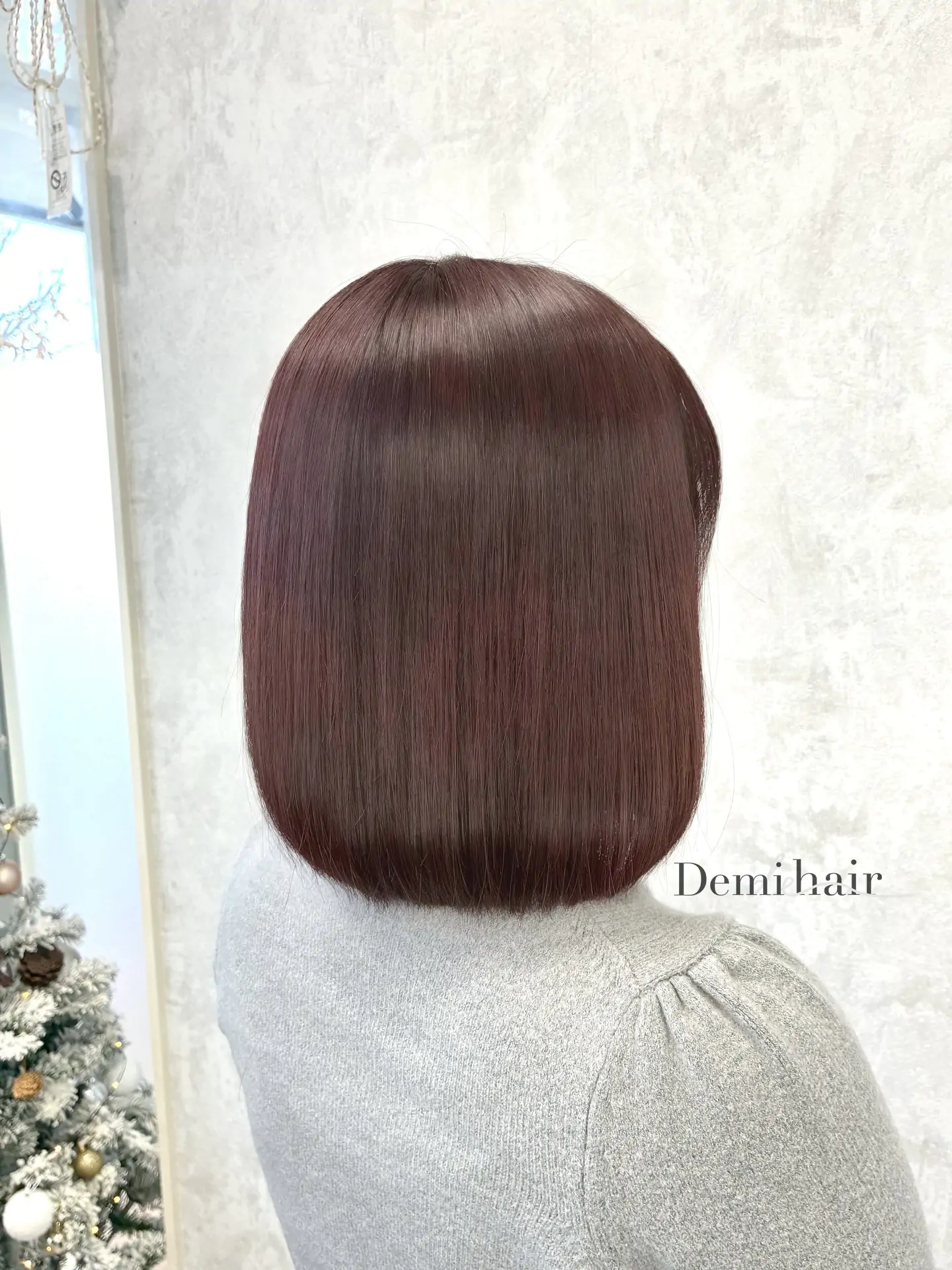 レッドブラウン🥀赤過ぎない大人カラー。まだまだ寒いこの時期にぴったりです🧣「Demi hair 【デミヘアー】」いつでも褒められる髪"か叶うサロン熊本市のヘアサロン「Demihair(デミヘアー)」では、お客様一人ひとりに似合うオーダーメイドのトレンドヘアを、お客様からと美容師の両方(Demi)に視点からお造りし、通いやすいファストブランドで提供しています。NY.LONDON.TOKYOからの世界的な確かな技術と知識で、周りに褒められる、品よくキレイで可愛い素敵なスタイルに仕上げます。オリジナルの特別調合で品良くかわいくオシャレにさせていただきます!髪質、髪色を考慮した丁寧なカラーリングで綺麗な仕上りです!カラー、カット、パーマともに必ず満足する仕上がりに致します!是非一度、お任せください!ノープランでも大歓迎お客様お一人お一人にあったスタイルを考えさせていただきます!旬なデザインもお任せください!余裕を持ったご予約をオススメしております!公式ホームページ・公式LINE・アクセス・駐車場の確認はこちら↓↓↓https://linktr.ee/demihair_official〒8600815熊本県 熊本市中央区春竹町大字春竹488-1 G's square2号スタッフも募集中! #熊本美容室 #カラー#レッドブラウン #レッド #髪質改善