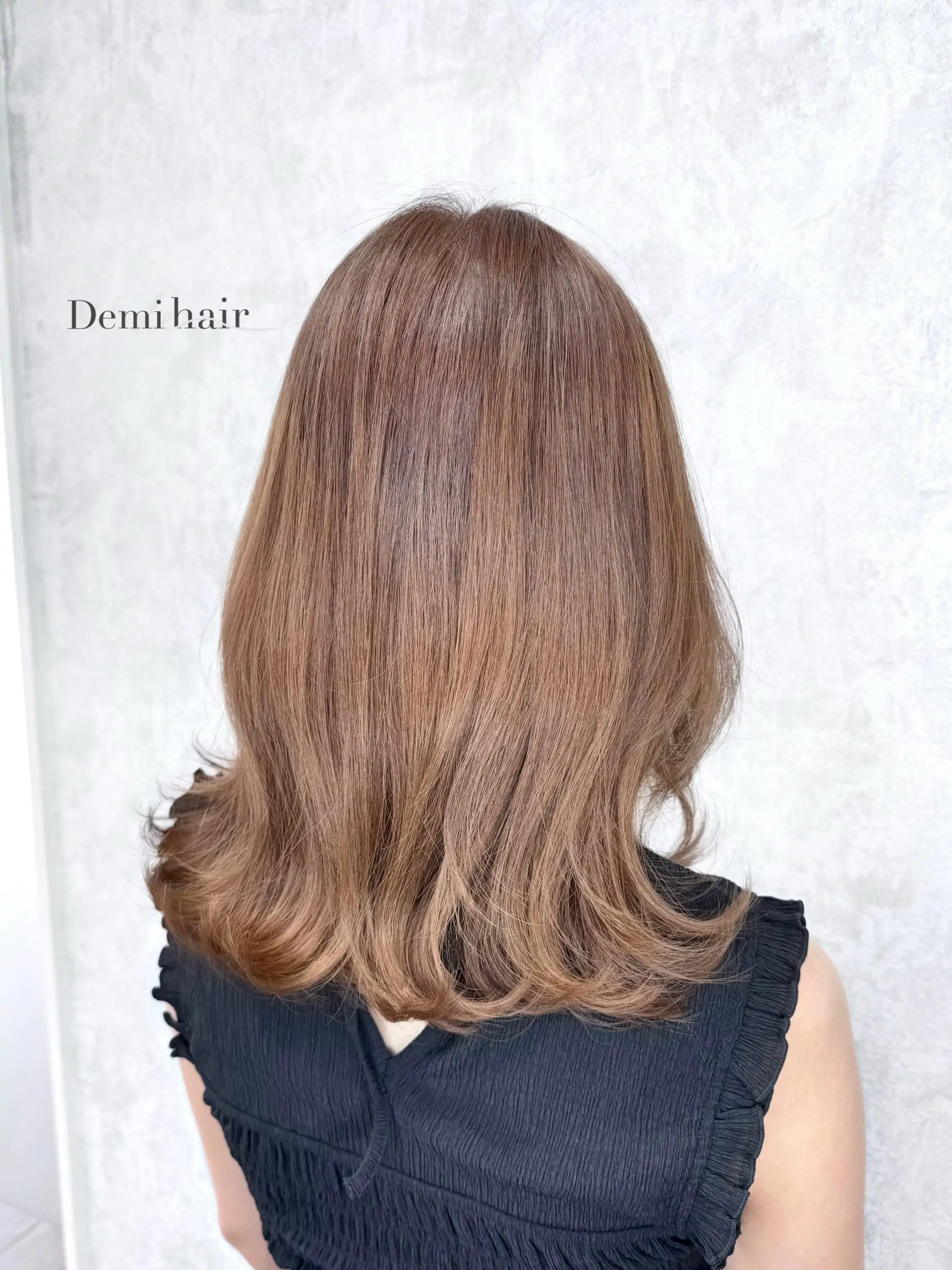 ヘーゼルベージュ肌馴染み抜群の明るめベージュカラーです「Demi hair 【デミヘアー】」いつでも褒められる髪"か叶うサロン熊本市のヘアサロン「Demihair(デミヘアー)」では、お客様一人ひとりに似合うオーダーメイドのトレンドヘアを、お客様からと美容師の両方(Demi)に視点からお造りし、通いやすいファストブランドで提供しています。NY.LONDON.TOKYOからの世界的な確かな技術と知識で、周りに褒められる、品よくキレイで可愛い素敵なスタイルに仕上げます。オリジナルの特別調合で品良くかわいくオシャレにさせていただきます!髪質、髪色を考慮した丁寧なカラーリングで綺麗な仕上りです!カラー、カット、パーマともに必ず満足する仕上がりに致します!是非一度、お任せください!ノープランでも大歓迎お客様お一人お一人にあったスタイルを考えさせていただきます!旬なデザインもお任せください!余裕を持ったご予約をオススメしております!公式ホームページ・公式LINE・アクセス・駐車場の確認はこちら↓↓↓https://linktr.ee/demihair_official〒8600815熊本県 熊本市中央区春竹町大字春竹488-1 G's square2号スタッフも募集中! #ヘーゼルベージュ #ミルクティーベージュ #ベージュカラー #ダブルカラー #ブリーチカラー