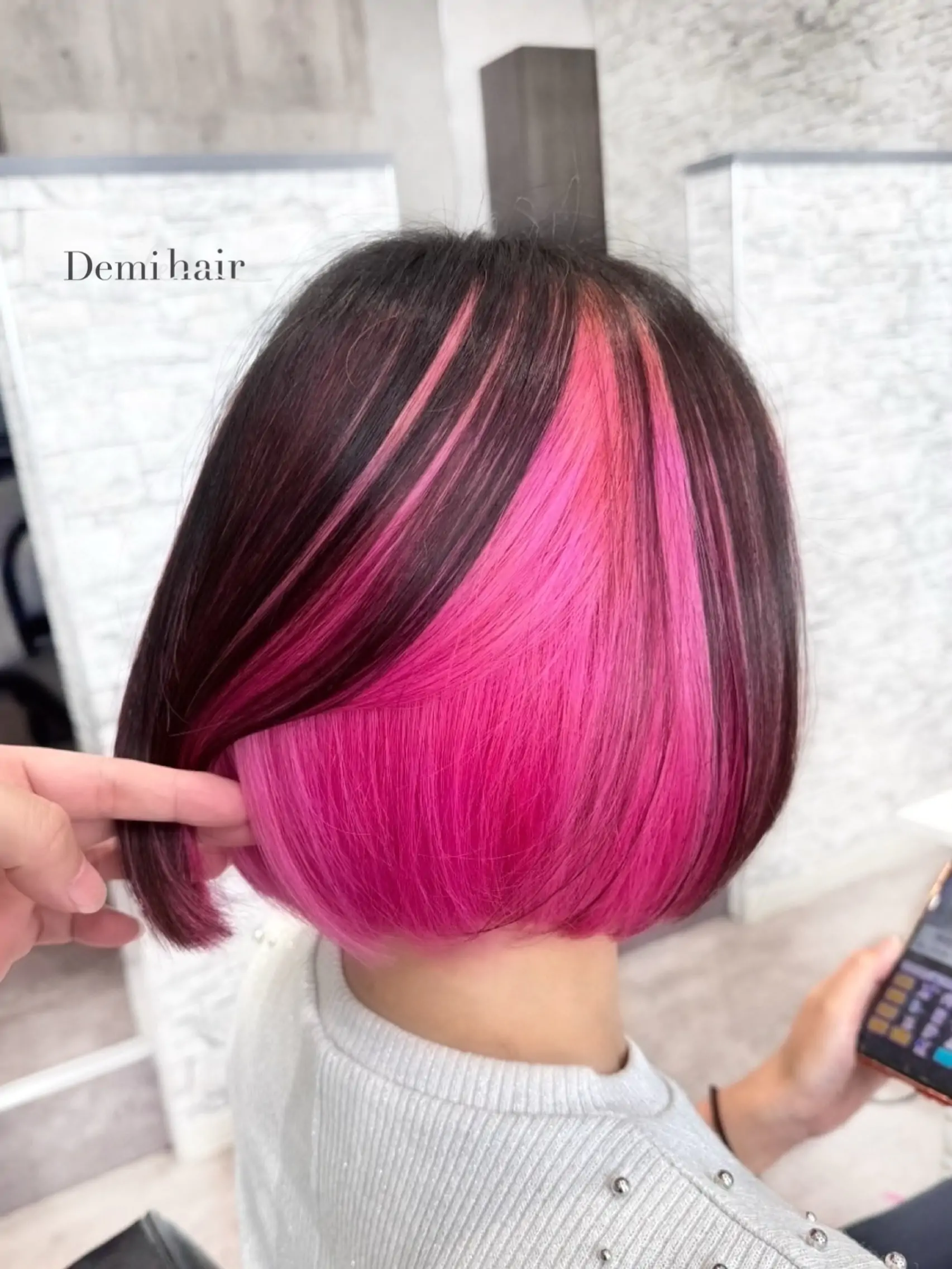 ピンクアンブレラカラー🦩周りと差がつくピンクアンブレラカラーチラッと見えるピンクがかわいいです「Demi hair 【デミヘアー】」いつでも褒められる髪"か叶うサロン熊本市のヘアサロン「Demihair(デミヘアー)」では、お客様一人ひとりに似合うオーダーメイドのトレンドヘアを、お客様からと美容師の両方(Demi)に視点からお造りし、通いやすいファストブランドで提供しています。NY.LONDON.TOKYOからの世界的な確かな技術と知識で、周りに褒められる、品よくキレイで可愛い素敵なスタイルに仕上げます。オリジナルの特別調合で品良くかわいくオシャレにさせていただきます!髪質、髪色を考慮した丁寧なカラーリングで綺麗な仕上りです!カラー、カット、パーマともに必ず満足する仕上がりに致します!是非一度、お任せください!ノープランでも大歓迎お客様お一人お一人にあったスタイルを考えさせていただきます!旬なデザインもお任せください!余裕を持ったご予約をオススメしております!公式ホームページ・公式LINE・アクセス・駐車場の確認はこちら↓↓↓https://linktr.ee/demihair_official〒8600815熊本県 熊本市中央区春竹町大字春竹488-1 G's square2号スタッフも募集中! #ピンクアンブレラカラー #アンブレラカラー #デザインカラー #インナーカラー #ピンクカラー