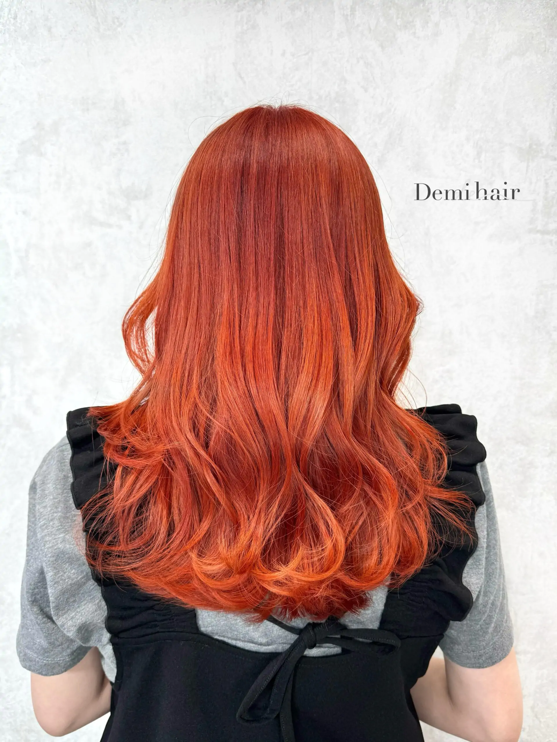 ビビットオレンジパキッと目立つオレンジカラーで周りと差をつけたい方におすすめです「Demi hair 【デミヘアー】」いつでも褒められる髪"か叶うサロン熊本市のヘアサロン「Demihair(デミヘアー)」では、お客様一人ひとりに似合うオーダーメイドのトレンドヘアを、お客様からと美容師の両方(Demi)に視点からお造りし、通いやすいファストブランドで提供しています。NY.LONDON.TOKYOからの世界的な確かな技術と知識で、周りに褒められる、品よくキレイで可愛い素敵なスタイルに仕上げます。オリジナルの特別調合で品良くかわいくオシャレにさせていただきます!髪質、髪色を考慮した丁寧なカラーリングで綺麗な仕上りです!カラー、カット、パーマともに必ず満足する仕上がりに致します!是非一度、お任せください!ノープランでも大歓迎お客様お一人お一人にあったスタイルを考えさせていただきます!旬なデザインもお任せください!余裕を持ったご予約をオススメしております!公式ホームページ・公式LINE・アクセス・駐車場の確認はこちら↓↓↓https://linktr.ee/demihair_official〒8600815熊本県 熊本市中央区春竹町大字春竹488-1 G's square2号スタッフも募集中! #オレンジカラー #アプリコットオレンジ #キャロットオレンジ #ビビットオレンジ #ブリーチ